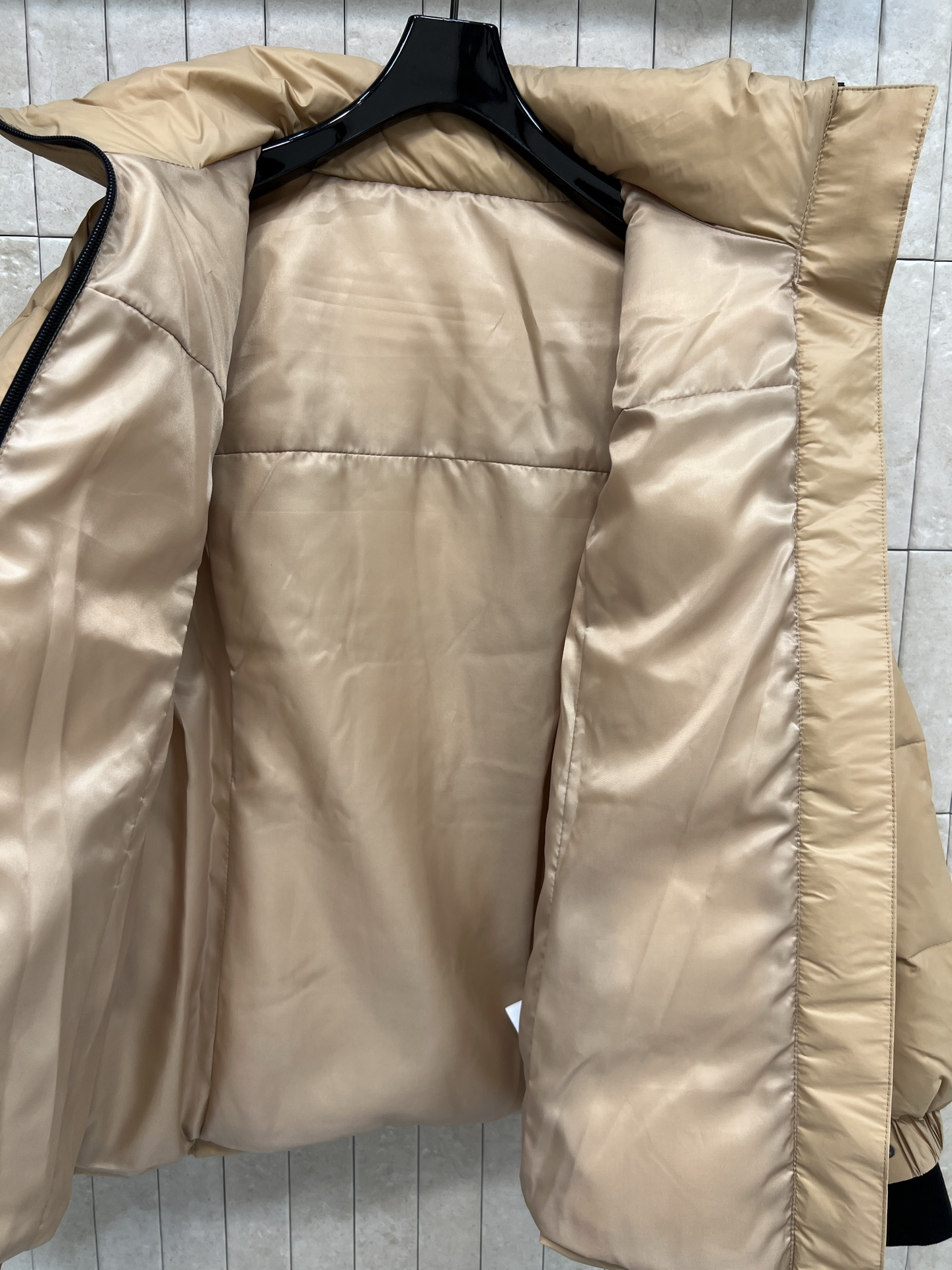 D家 25秋冬新款 连帽立领腰带羽绒服 可拆卸连帽立领设计 短款廓形+同色腰带 轻松收束腰身 显瘦又有型