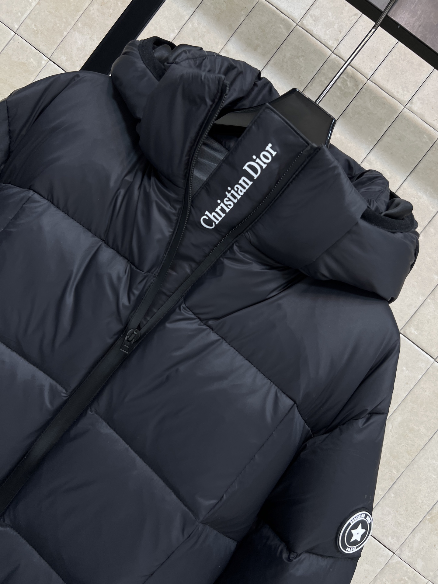 D家 25秋冬新款 连帽立领腰带羽绒服 可拆卸连帽立领设计 短款廓形+同色腰带 轻松收束腰身 显瘦又有型