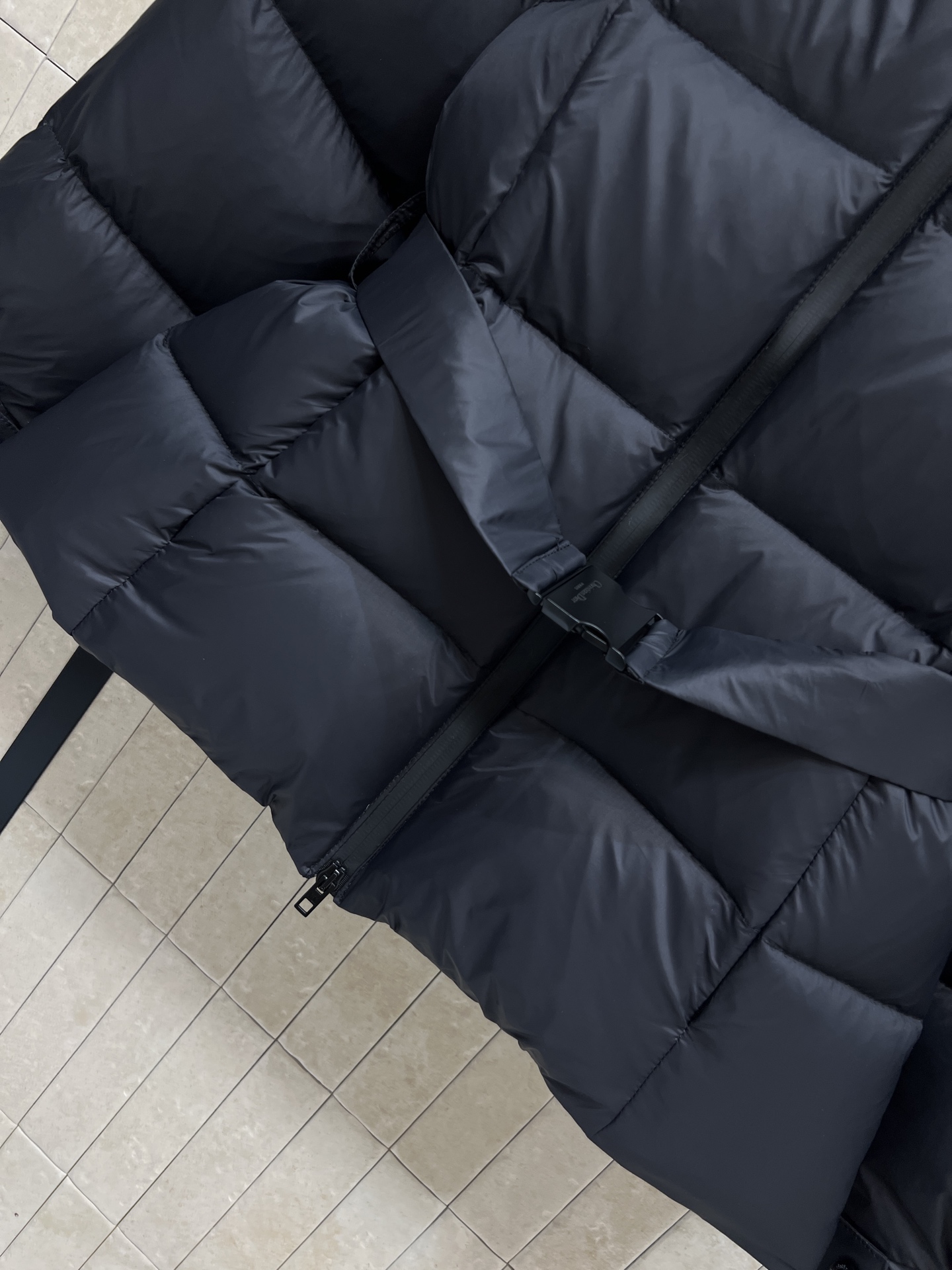 D家 25秋冬新款 连帽立领腰带羽绒服 可拆卸连帽立领设计 短款廓形+同色腰带 轻松收束腰身 显瘦又有型