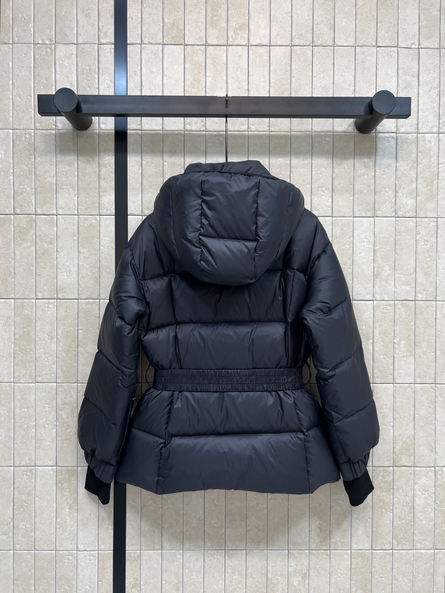 D家 25秋冬新款 连帽立领腰带羽绒服 可拆卸连帽立领设计 短款廓形+同色腰带 轻松收束腰身 显瘦又有型