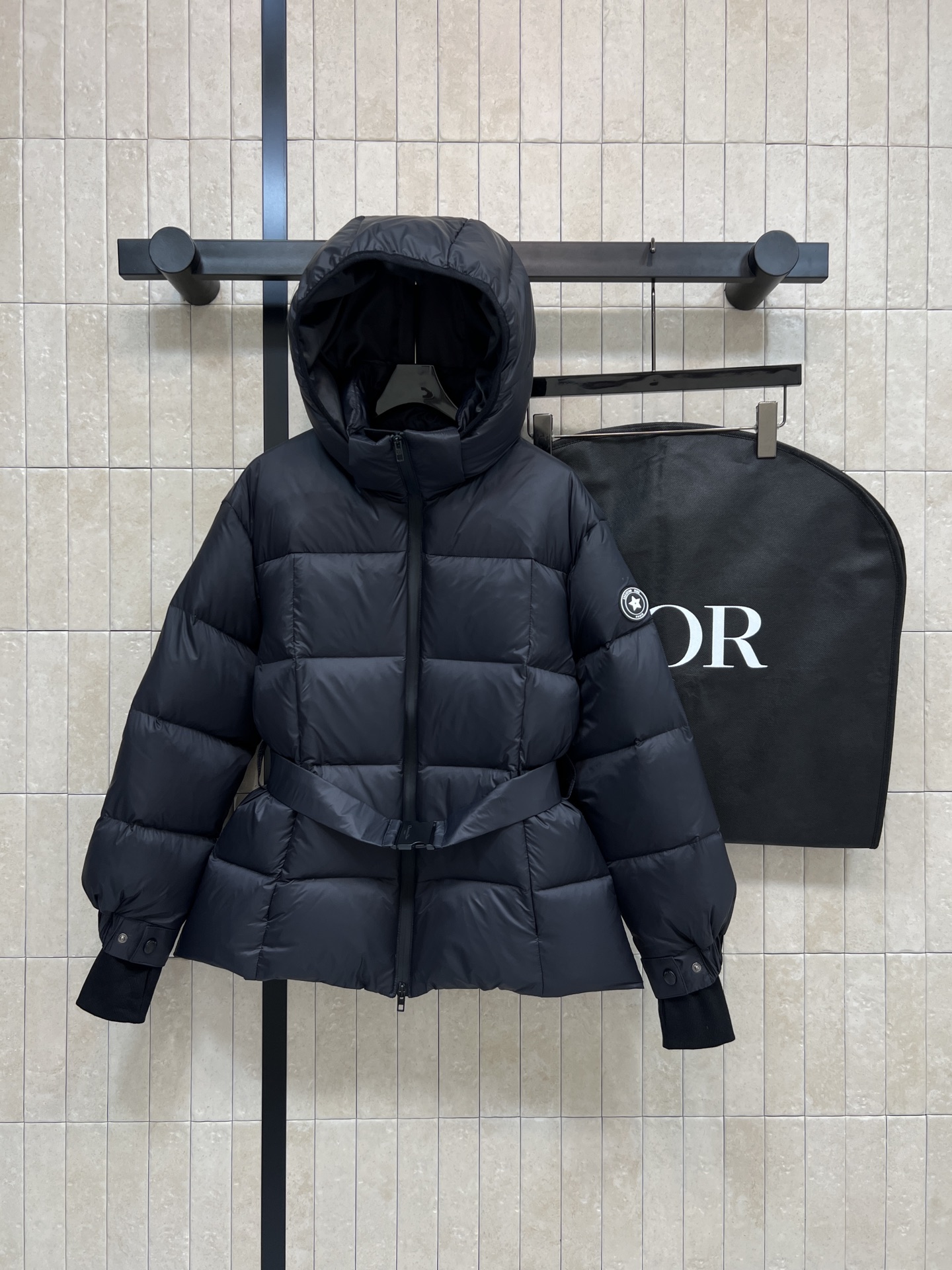 NO:651514,Comes with dust bag D Home 25 new autumn and winter style hooded stand-up collar belted down jacket Detachable hooded stand-up collar design Short silhouette + same color belt Easily tighten the waist, look slim and stylish High-quality down filling Perfect for warmth retention Full of details Perfect for commuting or traveling!  Delivery dust bag, two colors and four sizes, Size/S-M-L- XL, dior, down jacket, hats, alexander wang19860909配防尘袋D家 25秋冬新款 连帽立领腰带羽绒服 可拆卸连帽立领设计 短款廓形+同色腰带 轻松收束腰身 显瘦又有型 高品质羽绒填充 保暖力满分 细节感拉满 无论通勤还是出游都超适合！配送防尘袋 两色四码Size/S-M-L- XL,,dior,down jacket,hats,alexander wang,Women's clothing