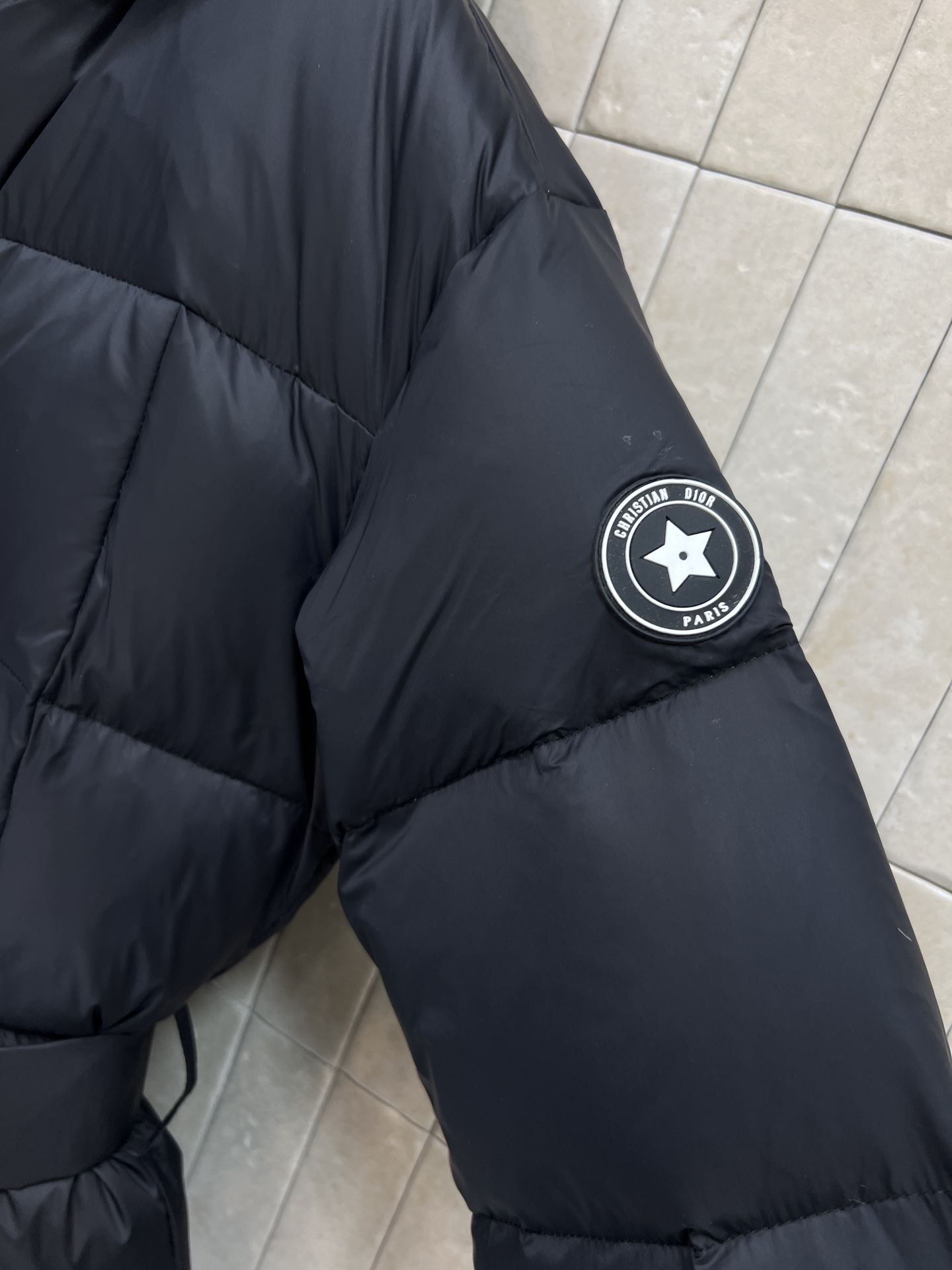 D家 25秋冬新款 连帽立领腰带羽绒服 可拆卸连帽立领设计 短款廓形+同色腰带 轻松收束腰身 显瘦又有型