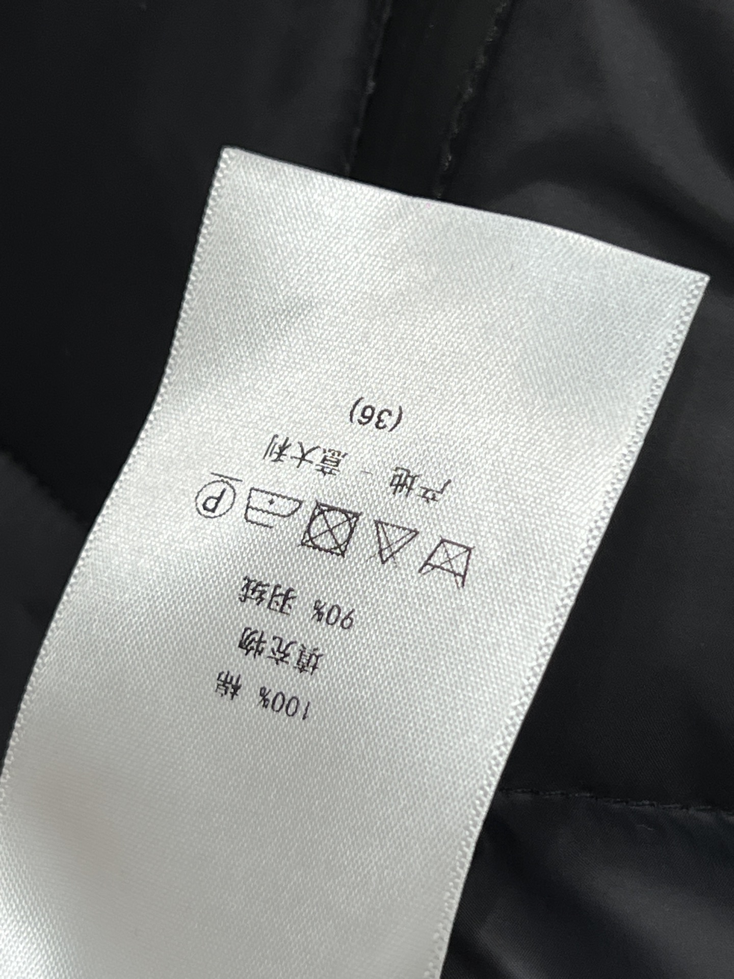 D家 25秋冬新款 连帽立领腰带羽绒服 可拆卸连帽立领设计 短款廓形+同色腰带 轻松收束腰身 显瘦又有型