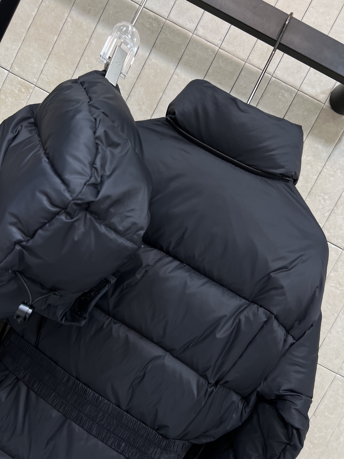 D家 25秋冬新款 连帽立领腰带羽绒服 可拆卸连帽立领设计 短款廓形+同色腰带 轻松收束腰身 显瘦又有型