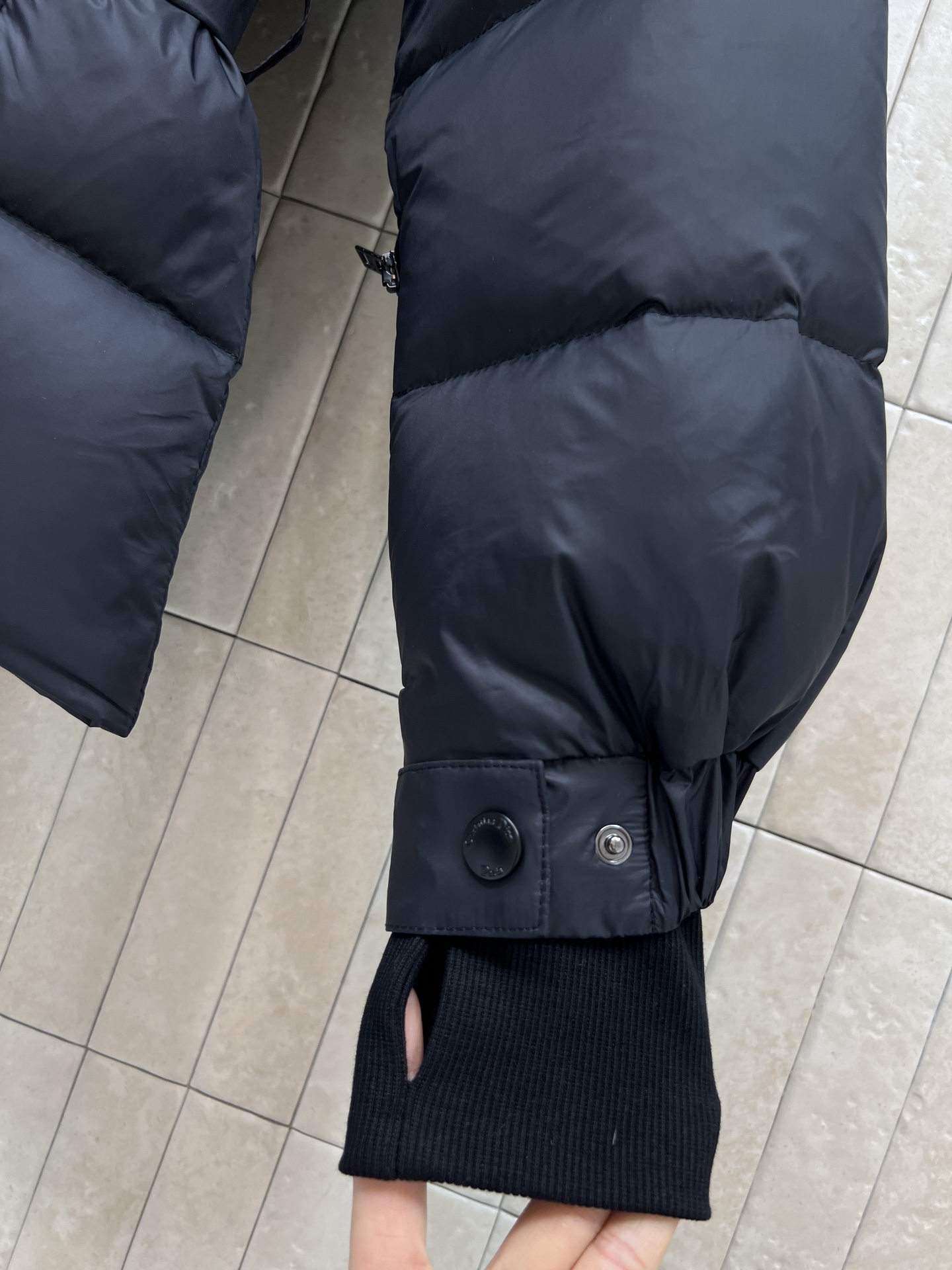 D家 25秋冬新款 连帽立领腰带羽绒服 可拆卸连帽立领设计 短款廓形+同色腰带 轻松收束腰身 显瘦又有型