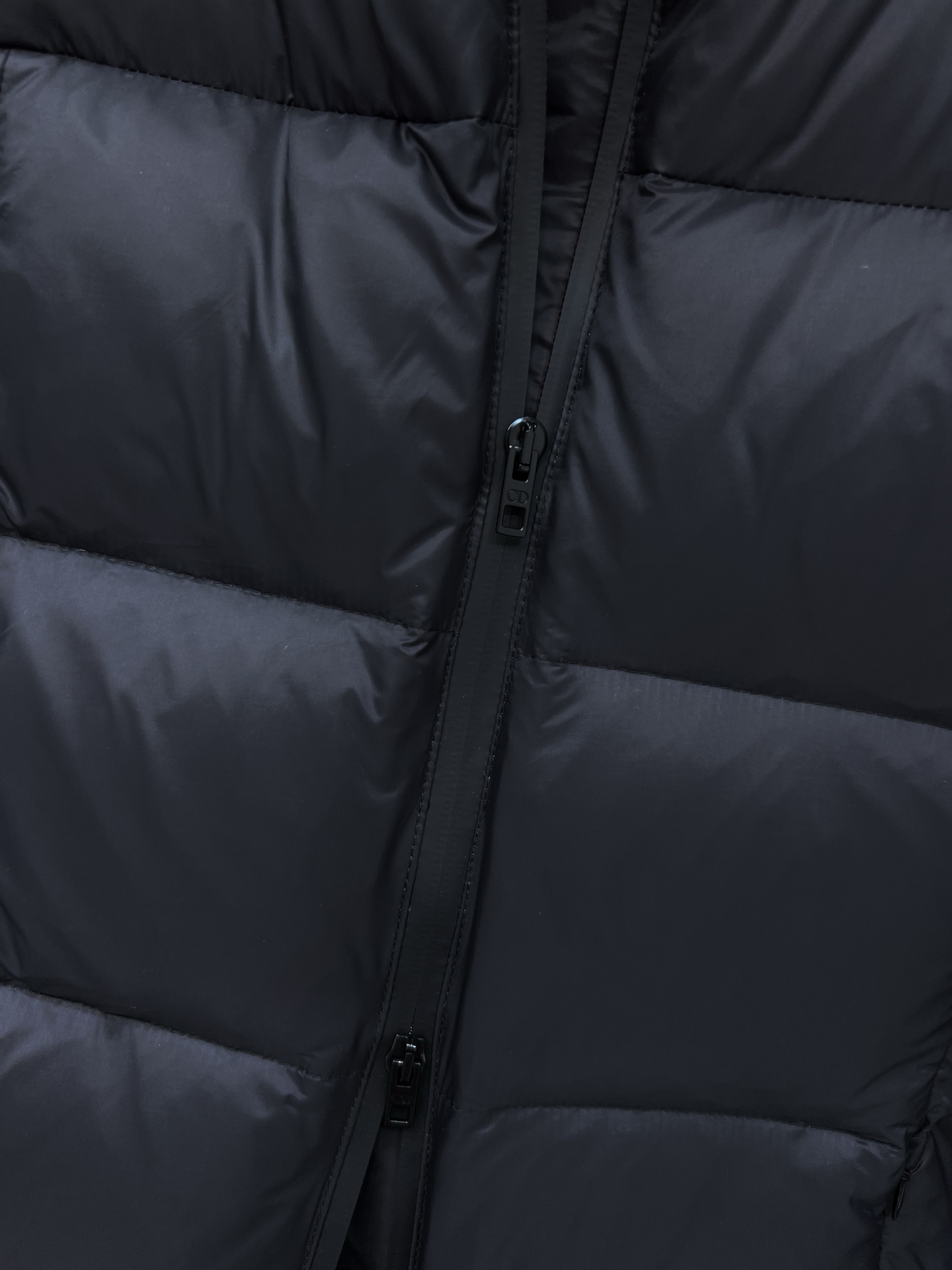 D家 25秋冬新款 连帽立领腰带羽绒服 可拆卸连帽立领设计 短款廓形+同色腰带 轻松收束腰身 显瘦又有型