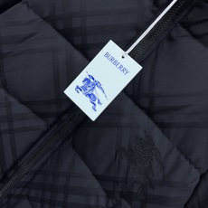BUR家 25秋冬新款 深蓝色菱格纹羽绒服 经典格纹设计超有辨识度 时尚又百搭!外层高品质面料 国标90 BUR家 25秋冬新款 深蓝色菱格纹羽绒服 经典格纹设计超有辨识度 时尚又百搭!外层高品质面料 国标90