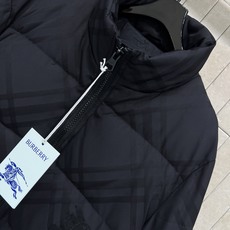 BUR家 25秋冬新款 深蓝色菱格纹羽绒服 经典格纹设计超有辨识度 时尚又百搭!外层高品质面料 国标90 BUR家 25秋冬新款 深蓝色菱格纹羽绒服 经典格纹设计超有辨识度 时尚又百搭!外层高品质面料 国标90