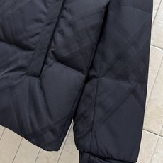 BUR家 25秋冬新款 深蓝色菱格纹羽绒服 经典格纹设计超有辨识度 时尚又百搭!外层高品质面料 国标90 BUR家 25秋冬新款 深蓝色菱格纹羽绒服 经典格纹设计超有辨识度 时尚又百搭!外层高品质面料 国标90