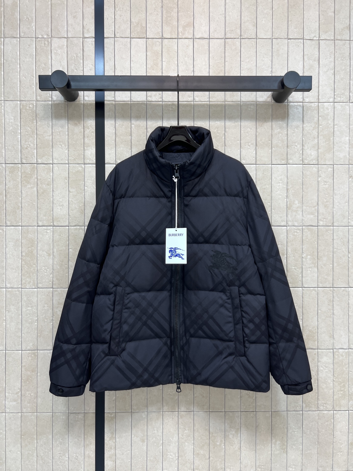 NO:651530,Comes with dust bag BUR Home's new autumn and winter 25 dark blue diamond pattern down jacket. The classic plaid design is very recognizable, fashionable and versatile!  High-quality outer fabric, national standard 90 white duck down filling, light and warm, stand-up collar + zipper design, perfect wind resistance, short version, slimmer and taller, especially suitable for small girls, elastic cuffs and hem, comfortable and practical, easy to control for daily commuting or leisure, one color, four sizes 48-50-52-54,, burberry, down jacket, alexander wang19860909配防尘袋BUR家 25秋冬新款 深蓝色菱格纹羽绒服 经典格纹设计超有辨识度 时尚又百搭！外层高品质面料 国标90白鸭绒填充 轻盈又保暖 立领+拉链设计 防风力满分 短款版型显瘦显高 特别适合小个子女生 袖口和下摆弹性 舒适又实用 日常通勤或休闲都能轻松驾驭 一色四码48-50-52-54,,burberry,down jacket,alexander wang,Women's clothing