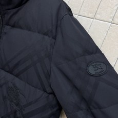 BUR家 25秋冬新款 深蓝色菱格纹羽绒服 经典格纹设计超有辨识度 时尚又百搭!外层高品质面料 国标90 BUR家 25秋冬新款 深蓝色菱格纹羽绒服 经典格纹设计超有辨识度 时尚又百搭!外层高品质面料 国标90