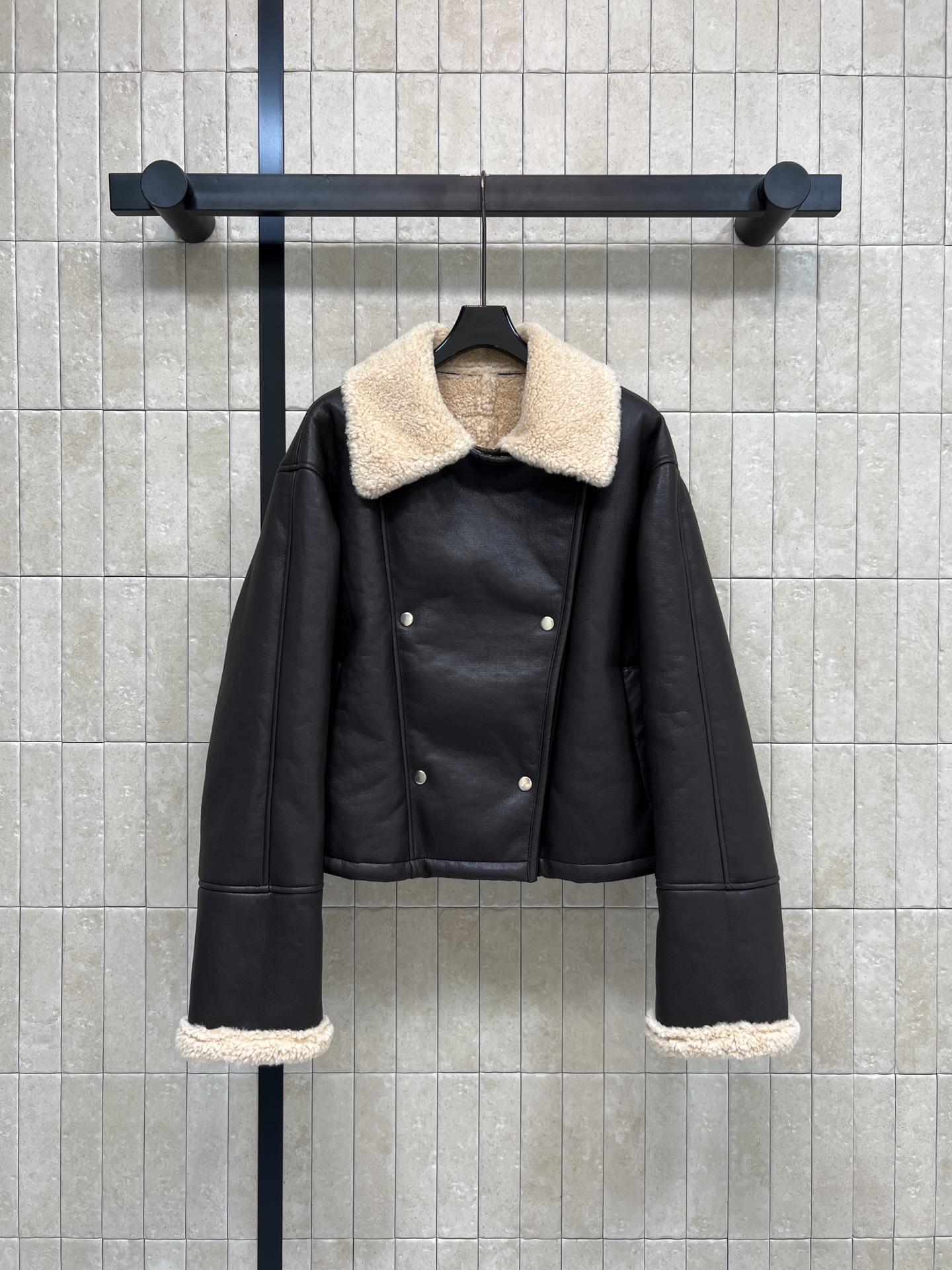 NO:651545,Comes with dust bag, LW Home’s 25 new autumn and winter style, short fur-in-one jacket, smooth leather outer layer + soft lamb wool inner lining, warm and textured!  The lapel design is super layered, the raw edge details on the cuffs and hem are exquisite, and the metal buttons are embellished, retro and fashionable. A must-have for autumn and winter, you can easily create a high-end look!  Two colors and four sizes Size/S-M-L- XL,,jackets & coats,alexander wang19860909配防尘袋LW家 25秋冬新款 皮毛一体短款夹克 外层光滑皮革+内衬柔软羊羔毛 保暖又有质感！翻领设计超有层次感 袖口和下摆毛边细节很精致 金属纽扣点缀 复古又时髦 秋冬穿搭必备 轻松打造高级感！两色四码Size/S-M-L- XL,,jackets & coats,alexander wang,Women's clothing