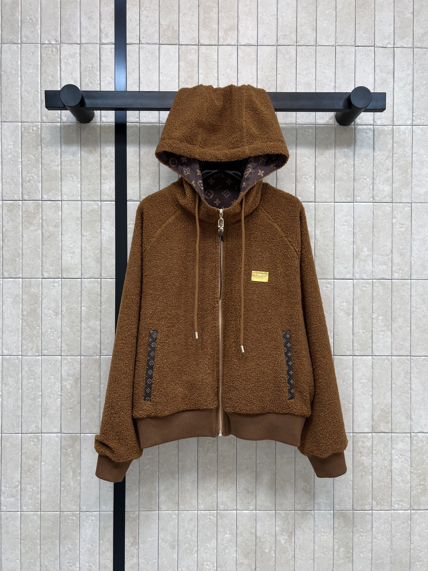 NO:652706,L's new autumn and winter 25 brown lambswool hooded jacket is soft and warm, super comfortable to wear in autumn and winter! The zipper design is easy to put on and take off. The hood is windproof and very fashionable. The edges of the pockets are decorated with Monogram presbyopia. The inside is lined with classic presbyopia patterns. Full marks for brand recognition! It can be easily used for daily leisure or outdoor use. Comfortable and stylish ~ one color and three sizes SML, Louis Vuitton, jackets & coats, hats, alexander wang19860909L家 25秋冬新款 棕色羊羔绒连帽外套 柔软又保暖 秋冬穿超舒服！拉链设计方便穿脱 连帽防风还很时髦 口袋边缘有Monogram老花点缀 里面经典老花图案内衬 品牌辦识度满分！日常休闲或户外都能轻松驾驭 舒适又有型～一色三码 SML,,louis vuitton,jackets & coats,hats,alexander wang,Women's clothing