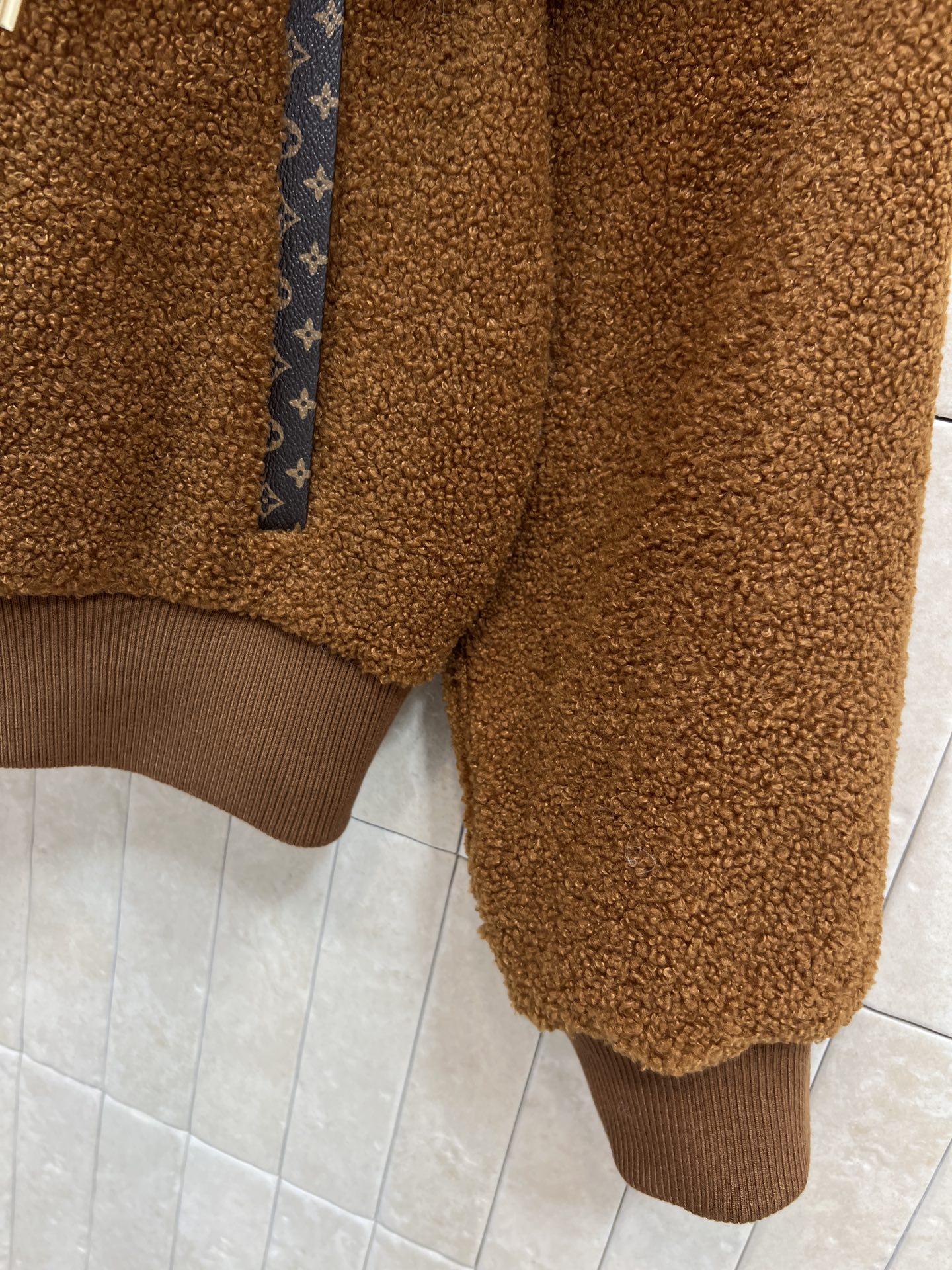 L家 25秋冬新款 棕色羊羔绒连帽外套 柔软又保暖 秋冬穿超舒服！拉链设计方便穿脱 连帽防风还很时髦 口