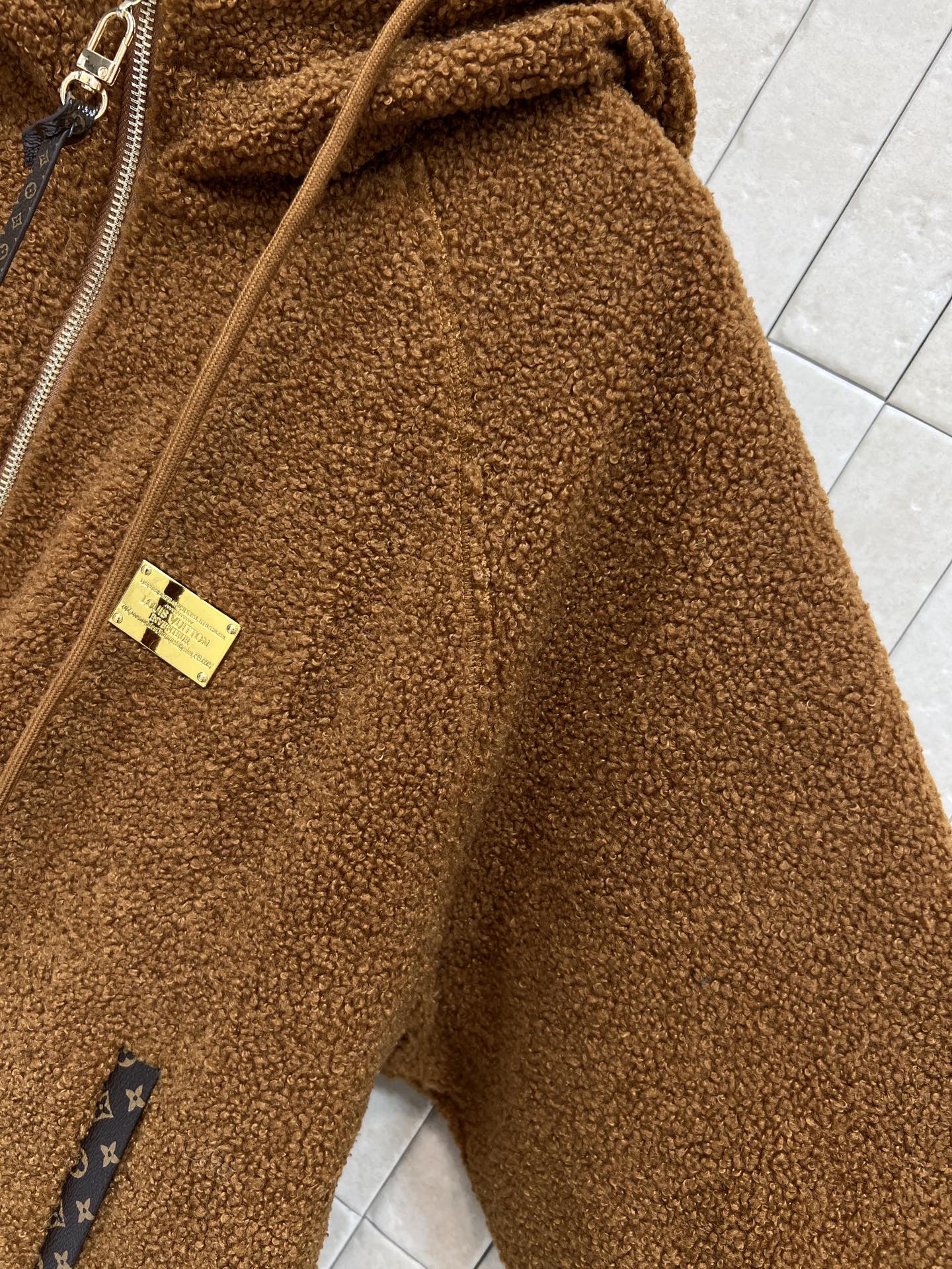 L家 25秋冬新款 棕色羊羔绒连帽外套 柔软又保暖 秋冬穿超舒服！拉链设计方便穿脱 连帽防风还很时髦 口