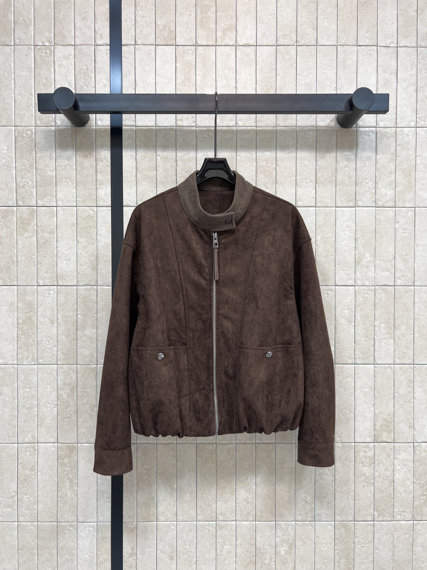 NO:652750,LW's 25 new autumn and winter new dark brown suede stand-collar jacket is soft to the touch and full of retro feel!  The stand-up collar design is super stylish. The pleated hem design is very considerate. It is comfortable to wear and looks slim. Double pockets on the front + metal buttons. Practical and layered. A must-have in autumn and winter. Pair it with white T or khaki pants. It is easy to get Maillard style. Suitable for commuting and leisure ~ one color and three sizes. SML, jackets & coats, chamois leather, alexander wang19860909LW家 25秋冬新款 深棕色麂皮立领夹克 触感柔软 复古感满满！立领设计超有型 褶皱下摆设计 细节很贴心 穿着舒适又显瘦 正面双口袋+金属纽扣 实用又有层次感 秋冬季节必备 搭白T或卡其裤 轻松get美拉德风 通勤休闲都很适合~一色三码 SML,,jackets & coats,chamois leather,alexander wang,Women's clothing