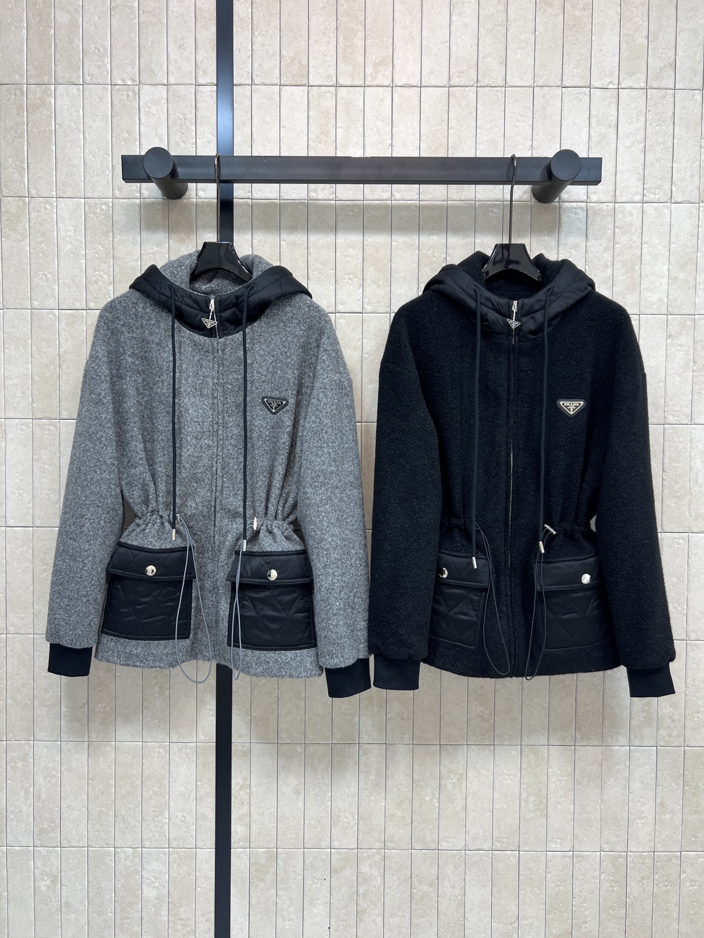 NO:652735,PD Home's 25 new autumn and winter styles Woolen contrasting color stitching hooded waist jacket Woolen stitching contrasting color quilted design Drawstring waist to create a waist silhouette Easily divide the perfect proportion of the figure Hooded silhouette tailoring The upper body is youthful and energetic, super age-reducing Neck chain decoration Cool and fashionable Classic triangle logo embellishment Full of high-end texture The quality of workmanship is online A must-have for daily wear Two colors and three sizes Size/S-M-L,, dior, jackets &  coats,hats,alexander wang19860909PD家 25秋冬新款 毛呢撞色拼接连帽收腰外套 毛呢拼接撞色夹棉设计 抽绳收腰营造收腰轮廓 轻松分割完美比例身材 连帽廓形剪裁 上身青春活力超级减龄 领口链条装饰 酷帅时髦 经典三角标点缀 满满的高级质感 版型做工品质在线 日常穿搭必备 两色三码Size/S-M-L,,dior,jackets & coats,hats,alexander wang,Women's clothing