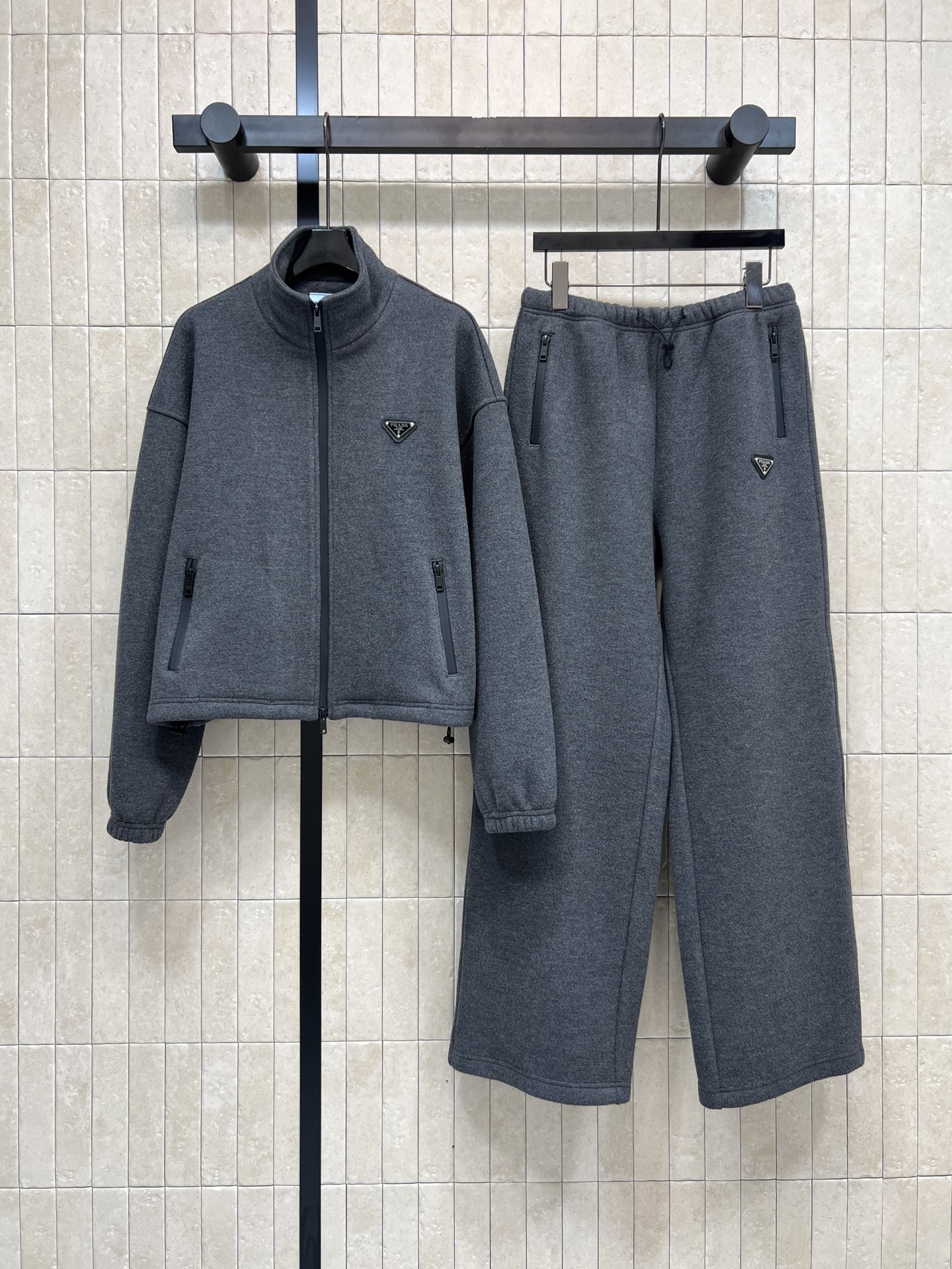 NO:652783,PD Home's 25 new autumn and winter styles, triangular logo gray wool and velvet casual suit, stand-up collar zipper jacket + high-waisted sweatpants, soft and warm to the touch, super comfortable to wear in autumn and winter!  The zipper design of the jacket makes it easy to put on and take off. The triangular logo on the chest is very recognizable. The zipper pockets on both sides are practical and fashionable. The pants have elastic drawstring legs. Full marks for comfort ~ the overall design is simple and versatile. It can be easily used for commuting and leisure. It is fashionable and practical!  One color three codes S ML,,dior,jackets & coats,jackets & coats,alexander wang19860909PD家 25秋冬新款 三角标灰色羊毛加绒休闲套装 立领拉链夹克外套+高腰运动裤 触感柔软保暖,秋冬穿超舒服！夹克拉链设计方便穿脱 胸前三角徽标超有辨识度 两侧拉链口袋实用又时髦 裤子松紧抽绳裤脚 舒适度满分～整体简约百搭 通勤休闲都能轻松驾驭 时尚实用两不误！一色三码 S ML,,dior,jackets & coats,jackets & coats,alexander wang,Women's clothing