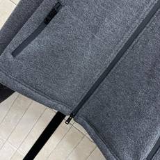 PD家 25秋冬新款 三角标灰色羊毛加绒休闲套装 立领拉链夹克外套+高腰运动裤 触感柔软保暖,秋冬穿超 PD家 25秋冬新款 三角标灰色羊毛加绒休闲套装 立领拉链夹克外套+高腰运动裤 触感柔软保暖,秋冬穿超