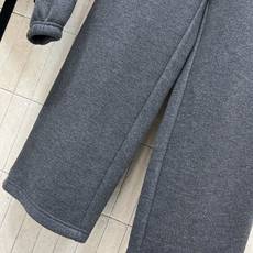 PD家 25秋冬新款 三角标灰色羊毛加绒休闲套装 立领拉链夹克外套+高腰运动裤 触感柔软保暖,秋冬穿超 PD家 25秋冬新款 三角标灰色羊毛加绒休闲套装 立领拉链夹克外套+高腰运动裤 触感柔软保暖,秋冬穿超