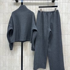 PD家 25秋冬新款 三角标灰色羊毛加绒休闲套装 立领拉链夹克外套+高腰运动裤 触感柔软保暖,秋冬穿超 PD家 25秋冬新款 三角标灰色羊毛加绒休闲套装 立领拉链夹克外套+高腰运动裤 触感柔软保暖,秋冬穿超