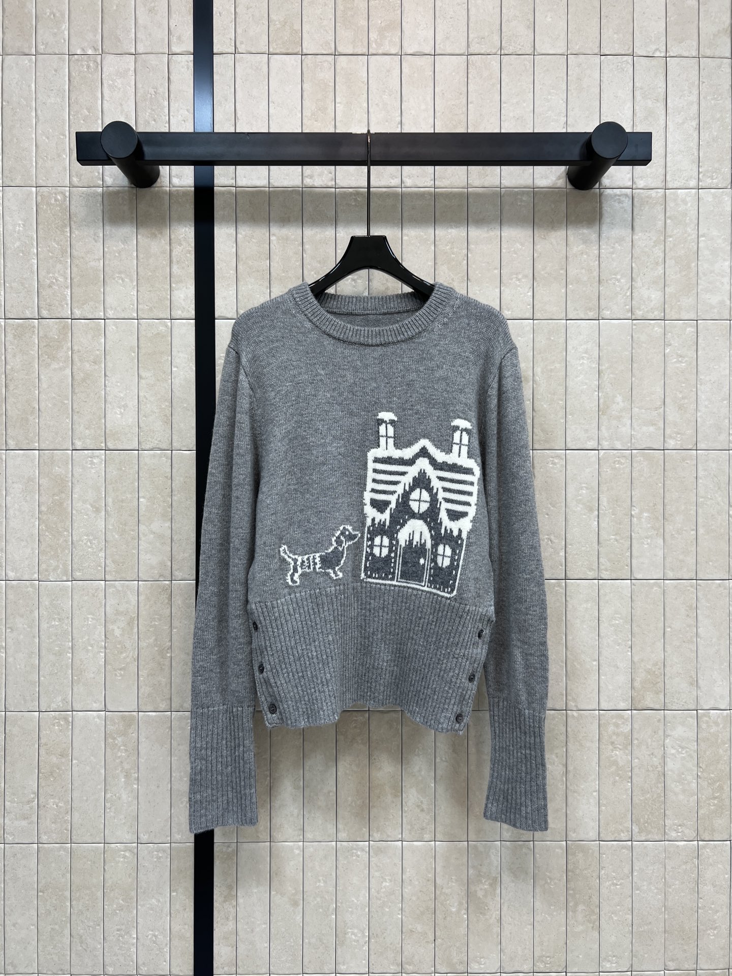 NO:652765,TB Home’s 25 new autumn and winter style Christmas house dachshund sweater, gray wool blend, soft and warm, igloo + dachshund pattern jacquard on the front, full of festive atmosphere, round neck pullover design, same style for men and women, loose fit, can be worn alone or layered!  The attention to detail is a must, and the winter atmosphere is directly filled with one color and three codes SML,,sweaters,alexander wang19860909TB家 25秋冬新款 圣诞屋腊肠狗毛衣 灰色羊毛混纺 柔软保暖 正面雪屋+腊肠狗图案提花 节日氛围感满满 圆领套头设计 男女同款 宽松版型 单穿或叠搭都很OK！细节控必入 冬日氛围感直接拉满 一色三码SML,,sweaters,alexander wang,Women's clothing