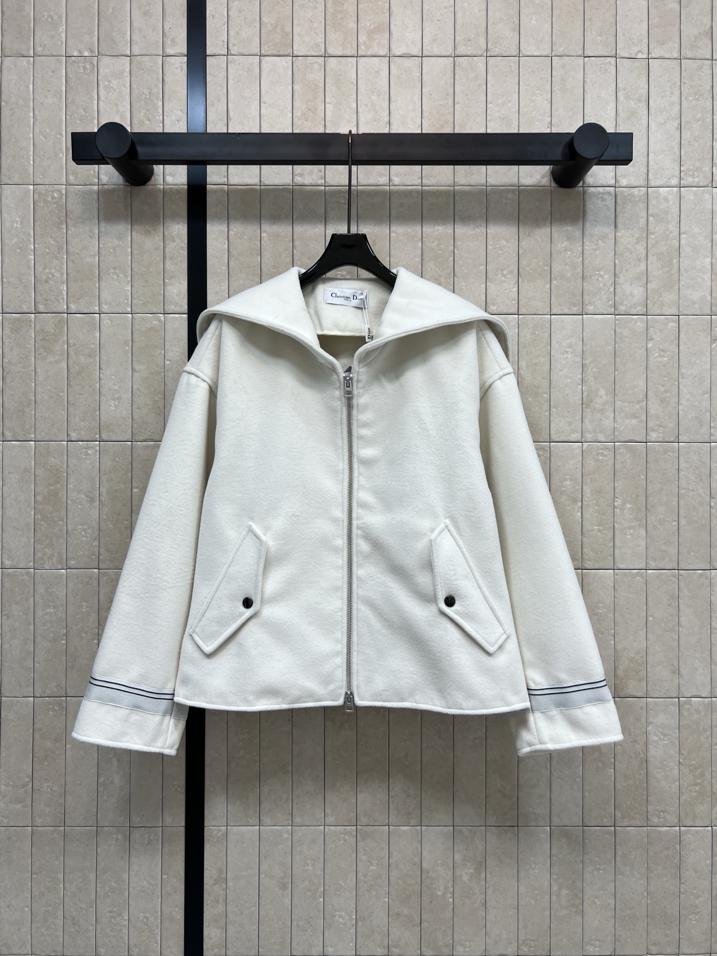 NO:652749,D's 25 new autumn and winter style navy collar wool jacket is made of wool blended fabric, soft and warm, perfect for autumn and winter!  Large lapel + zipper design, full of British style, white main color with blue stripes, fresh and elegant, simple tailoring, short version, looks great with skirts or high-waisted pants, can easily be worn in three sizes of one color for commuting and leisure SML, dior, skirts, jackets & coats, alexander wang19860909D家 25秋冬新款 海军领羊毛外套 采用羊毛混纺面料 柔软又保暖 秋冬穿超合适！大翻领+拉链设计 英伦风满满 白色主调配蓝色条纹 清新优雅 剪裁简约 短款版型 搭裙装或高腰裤都很出彩 通勤休闲都能轻松驾驭一色三码 SML,,dior,skirts,jackets & coats,alexander wang,Women's clothing