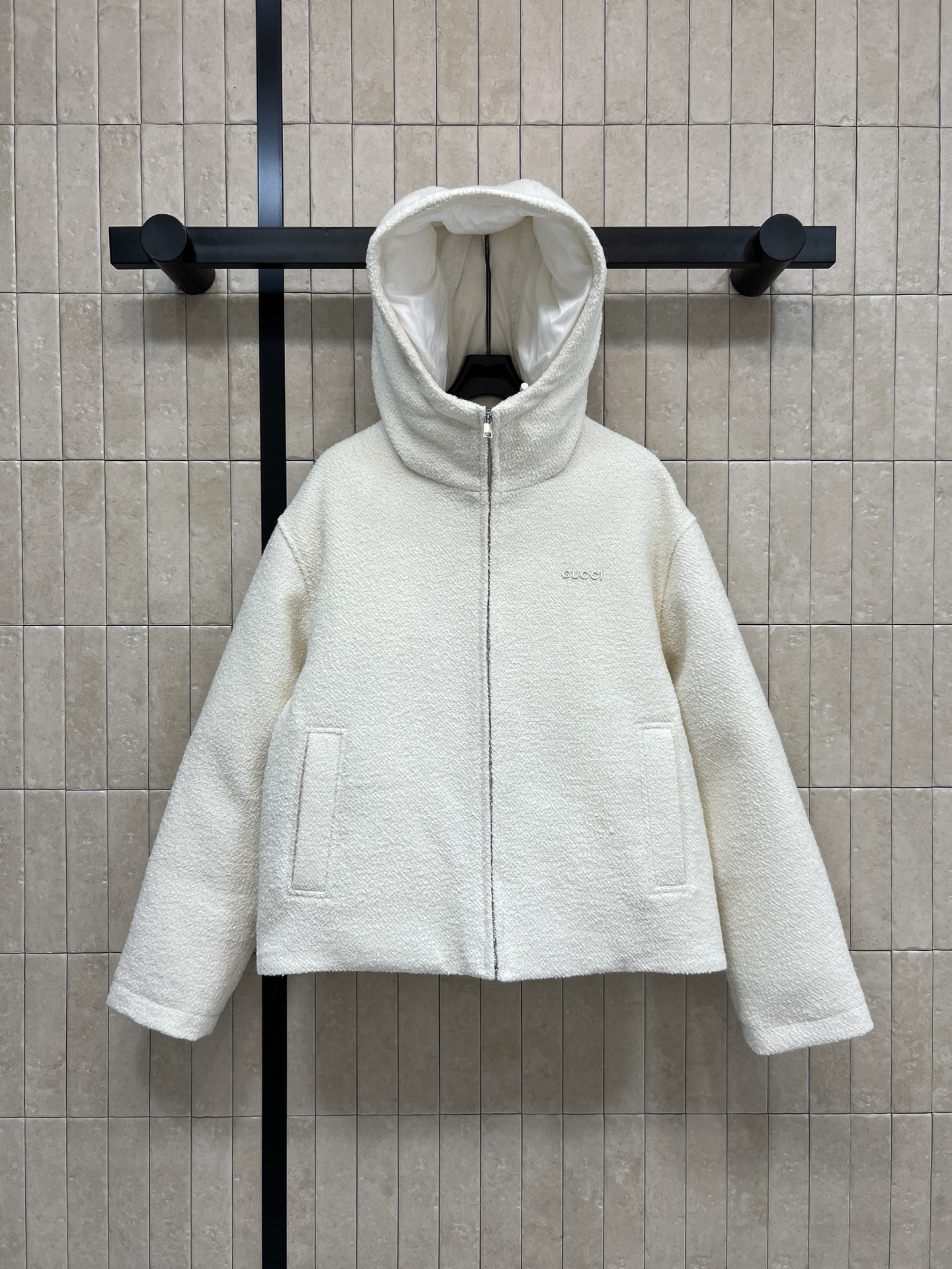 NO:652733,G's 25 new autumn and winter style hooded lambswool short jacket, high quality cotton wool, soft and warm, perfect for autumn and winter!  Classic Double G lining inside, short design slim fit, hood + zipper, super convenient, two pockets on the front, perfect for practicality, off-white color, versatile, easy to use for commuting and leisure, fashionable and comfortable, a must-have for sophisticated girls!  One color and three codes SML,,gucci,jackets & coats,hats,alexander wang19860909G家 25秋冬新款 连帽羊羔毛短款外套 高品质棉羊毛 柔软又保暖 秋冬穿超合适！里面经典双G内衬 短款设计修身显瘦 连帽+拉链超方便 正面有两个口袋 实用性满分 米白色百搭 通勤休闲都能轻松驾驭 时尚又舒适 精致女孩必入！一色三码 SML,,gucci,jackets & coats,hats,alexander wang,Women's clothing