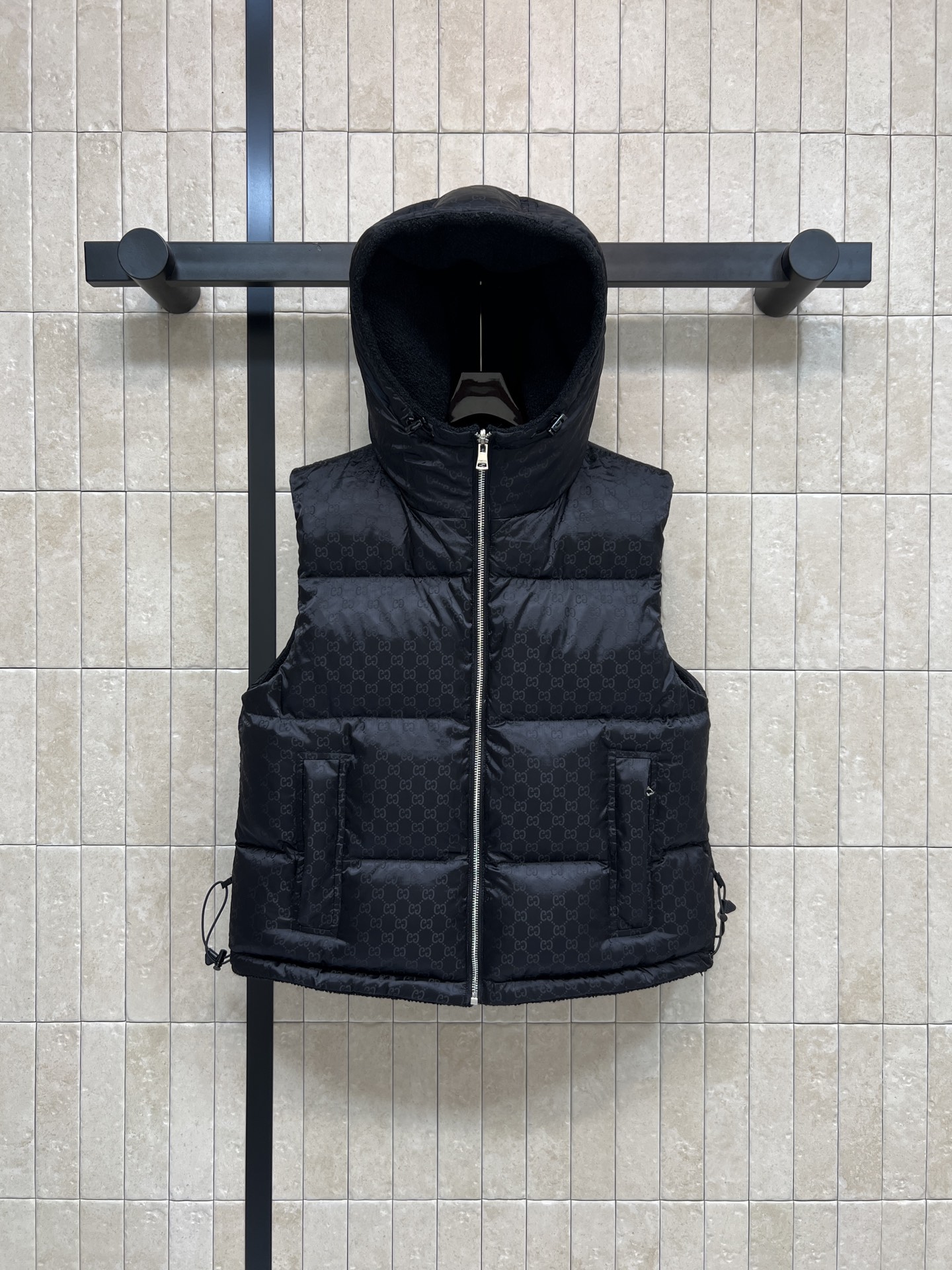 NO:652720,G Home 25 new autumn and winter new hooded polar fleece double-sided vest, one side of polar fleece, one side of double G jacquard pattern, full score for warmth!  Thickened design, perfect for autumn and winter. Hooded and windproof. Zipper opening and closing is easy. Side pockets are practical and fashionable. Pairing with a sweater or shirt can enhance the sense of style. The silhouette is crisp and not bulky. Comfortable and fashionable. A must-have for daily travel!  One color and three codes SML,,gucci,hoodie,sweatshirts,shirts,hats,alexander wang19860909G家 25秋冬新款 连帽摇粒绒双面穿马甲 一面摇粒绒 一面双G提花图案 保暖力满分！加厚设计 秋冬穿超合适漆 连帽防风 拉链开合方便 侧袋实用又时髦 随手搭卫衣或衬衫都能提升穿搭层次感 版型挺括不臃肿 舒适又时髦 日常出行必备！一色三码 SML,,gucci,hoodie,sweatshirts,shirts,hats,alexander wang,Women's clothing