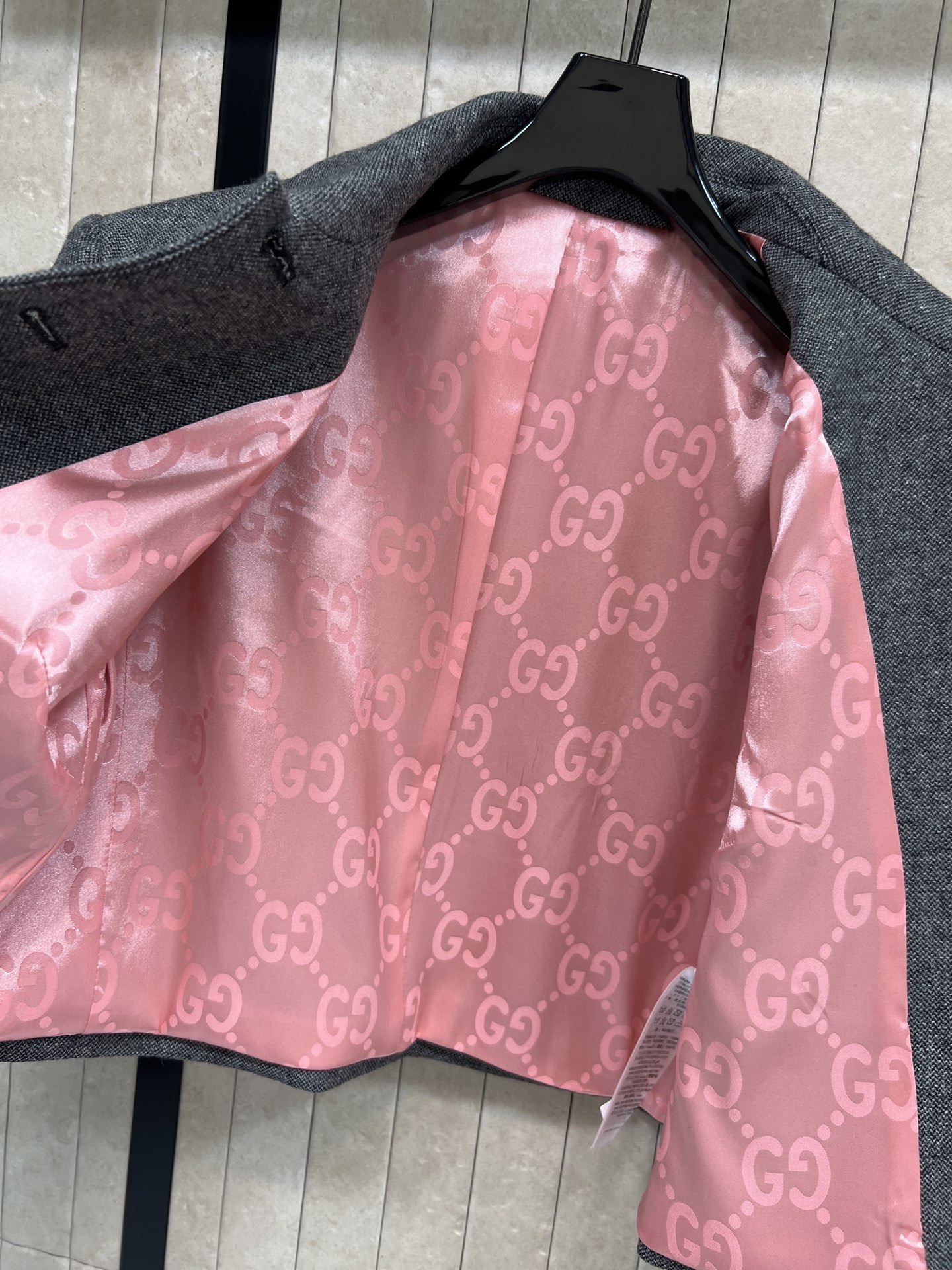 G家 25秋冬新款 翻领短款外套 秋冬穿超合适！翻领+单排扣设计 正面有两个装饰口袋 里面经典GG提花粉