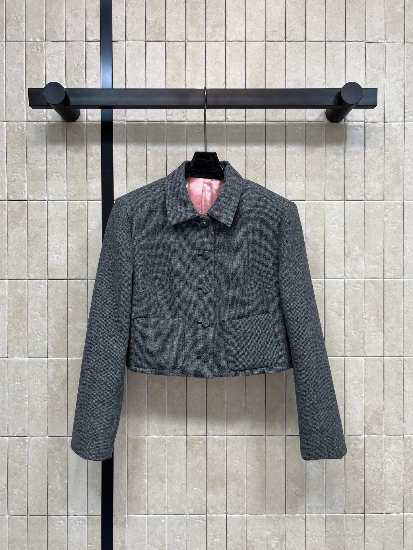 NO:652682,G’s 25 new autumn and winter style lapel short jacket is perfect for autumn and winter!  Lapel + single-breasted design. There are two decorative pockets on the front. Classic GG jacquard pink lining inside. Simple and practical. The short version is super friendly for small people. It shows long legs. Korean style. It is very fashionable with skirts or high-waisted pants. It can be easily used for daily commuting and leisure. Three sizes in one color SML,,gucci,skirts,jackets & coats,alexander wang19860909G家 25秋冬新款 翻领短款外套 秋冬穿超合适！翻领+单排扣设计 正面有两个装饰口袋 里面经典GG提花粉色内衬 简约又实用 短款版型对小个子超友好 显腿长 韩系风格 搭裙装或高腰裤都很时髦~日常通勤、休闲都能轻松驾驭 一色三码 SML,,gucci,skirts,jackets & coats,alexander wang,Women's clothing