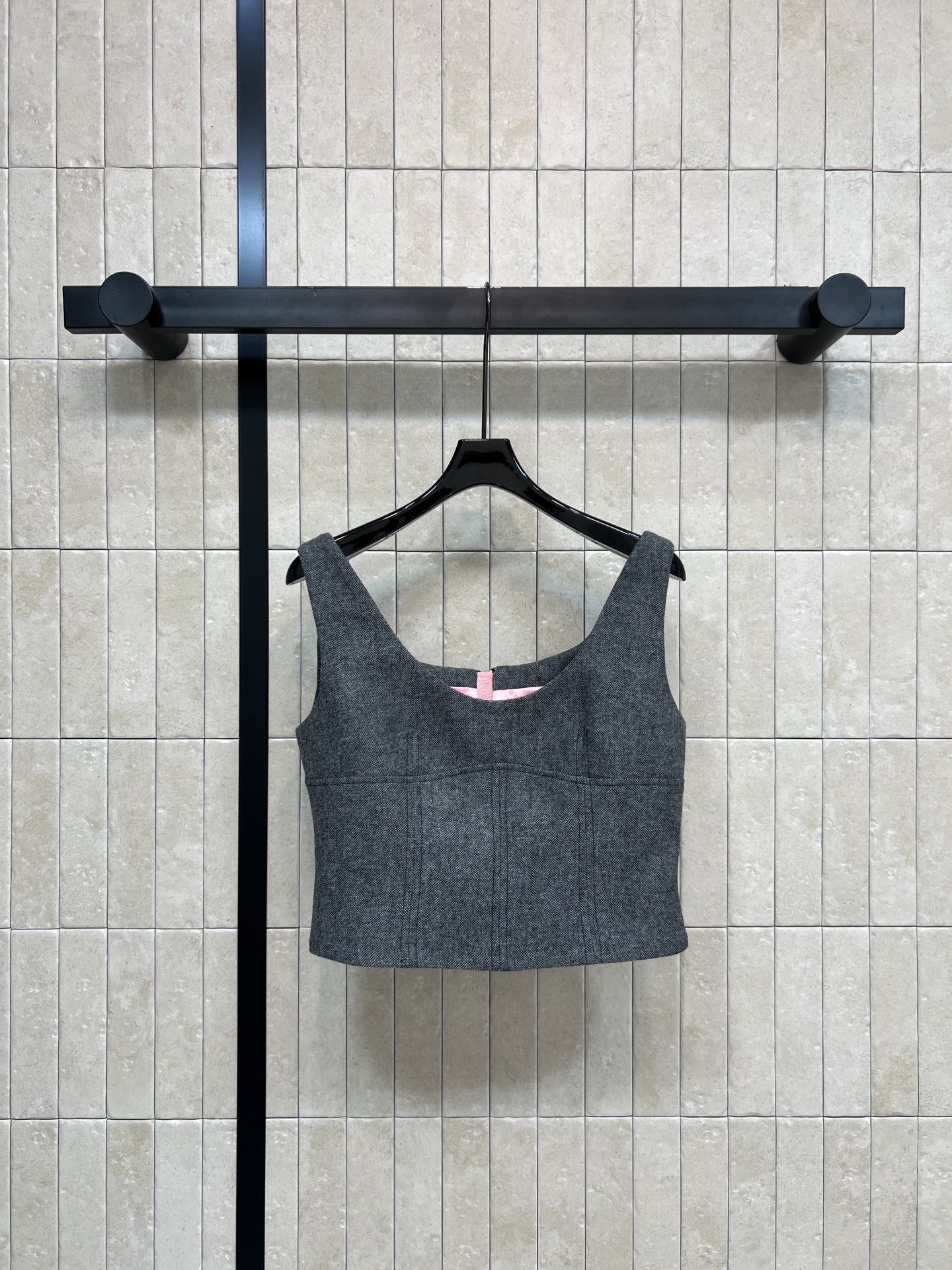 NO:652694,G Home 25 new autumn and winter style gray short camisole, simple design + soft knitted fabric, super comfortable and warm to wear!  The square collar modifies the neck line. The short style highlights the waistline. It looks tall when worn with high-waisted pants/skirts. The shoulder straps are moderately wide and have perfect support. It is also suitable for layering in autumn and winter. The GG pattern pink lining inside can be easily used for daily leisure or sports. It is super practical!  One color three codes SML,,gucci,skirts,alexander wang19860909G家 25秋冬新款 灰色短款吊带背心 简约设计+柔软针织面料 穿着超舒适又保暖！方领修饰颈部线条 短款凸显腰线 搭高腰裤/裙子都很显高 肩带宽度适中 支撑力满分 秋冬叠穿也很OK~里面GG图案粉色内衬 日常休闲或运动都能轻松驾驭 实用性超强！一色三码 SML,,gucci,skirts,alexander wang,Women's clothing