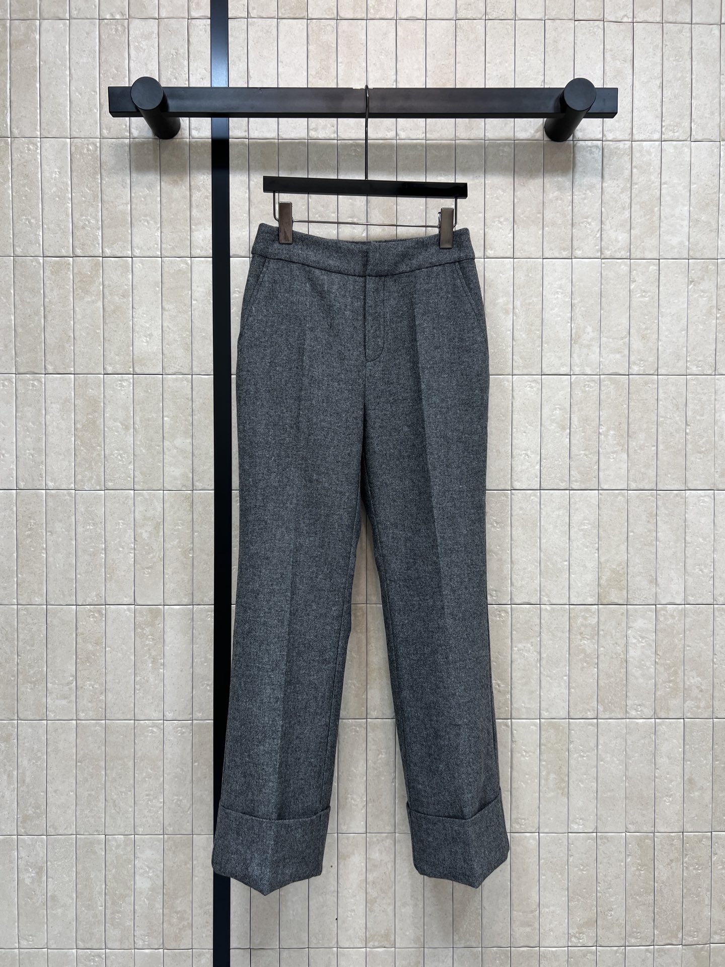 NO:652700,G Home 25 new autumn and winter style gray nine-point suit trousers, straight nine-point hem design, perfect drape, makes the legs look longer and slimmer, cuffed trouser legs add a sense of detail, simple and textured, easy to manage in daily commuting, matched with shirts or sweaters, elegant and casual, switch at will, three sizes in one color SML,,gucci,shirts,business suit,alexander wang19860909G家 25秋冬新款 灰色九分西装裤 直筒九分裤脚卷边设计 垂坠感满分 显腿长又显瘦 翻边裤脚增添细节感 简约又有质感 通勤日常都能轻松驾驭 搭配衬衫或针织衫 优雅休闲随心切换 一色三码 SML,,gucci,shirts,business suit,alexander wang,Women's clothing