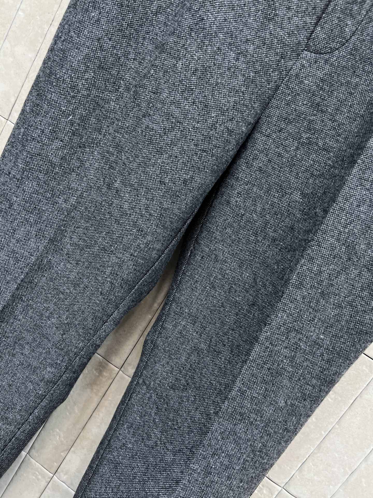 G家 25秋冬新款 灰色九分西装裤 直筒九分裤脚卷边设计 垂坠感满分 显腿长又显瘦 翻边裤脚增添细节感 