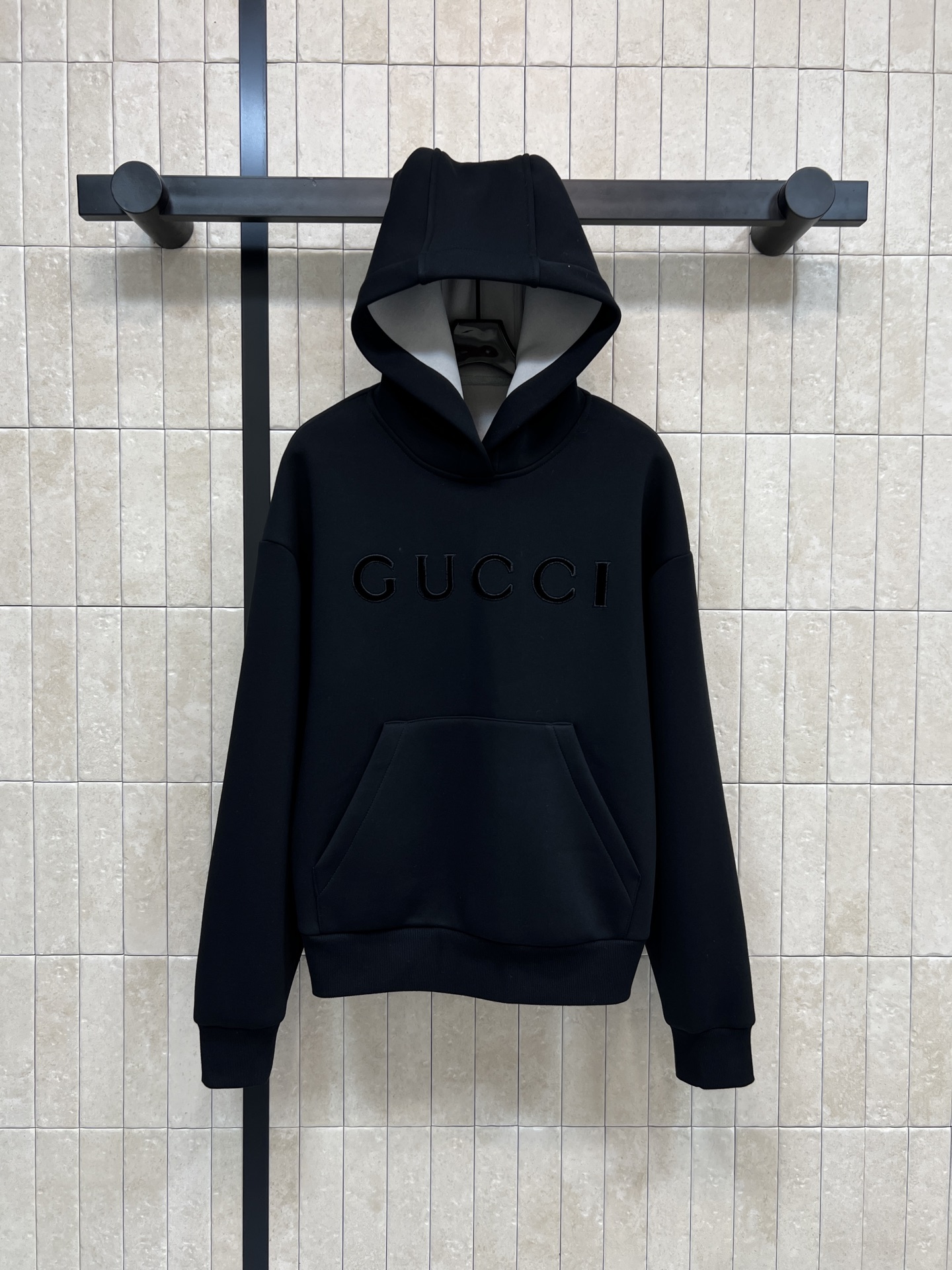 NO:654076,G Home 25 new autumn and winter style hooded sweatshirt with embroidered letter logo. Cotton air layer fabric. Warm and stylish. Embroidered letter logo on the front is super eye-catching. Black main color with gray lining. Simple and fashionable. Loose fit + hooded design. Comfortable and practical. Can be easily used for daily casual wear. It goes well with jeans or sweatpants. Lazy retro style. Four sizes in one color. Size/S-M-L-  XL,,gucci,hoodie,sweatshirts,jeans,hats,alexander wang19860909G家 25秋冬新款 刺绣字母logo连帽卫衣 棉质空气层面料 保暖又有型 正面刺绣字母Logo超吸睛 黑色主色配灰色内衬 简约又时髦 宽松版型+连帽设计 舒适实用 日常休闲都能轻松驾驭 搭配牛仔裤或运动裤都很OK 慵懒复古风 一色四码 Size/S-M-L- XL,,gucci,hoodie,sweatshirts,jeans,hats,alexander wang,Women's clothing