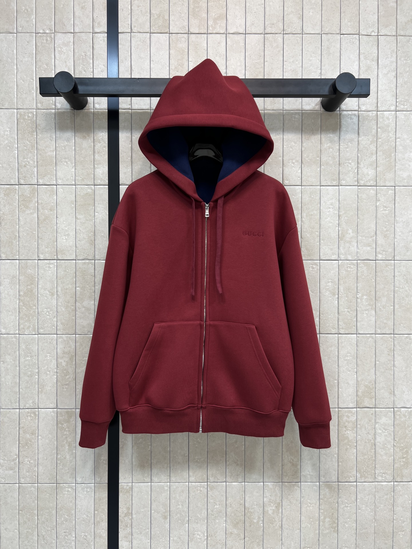 NO:654083,G Home 25 new autumn and winter red envelope hooded sweatshirt zipper jacket, retro burgundy, yellow leather, super white when worn!  High-quality pure cotton fabric, soft and breathable, super comfortable to wear in autumn and winter, loose oversize version, with blue lining, embroidered logo letters on the chest, low-key luxury, casual or sweet and cool style, can be easily worn for daily leisure, it is OK with jeans or sports pants, lazy retro style, four sizes in one color Size/S-M-L-19860909G家 25秋冬新款 红包连帽卫衣拉链外套 复古酒红色 黄皮穿超显白！高品质纯棉面料 柔软透气 秋冬穿超舒服 宽松Oversize版型 配蓝色内衬 胸前logo字母刺绣 低调奢华 休闲or甜酷风日常休闲都能轻松驾驭 搭配牛仔裤或运动裤都很OK 慵懒复古风 一色四码 Size/S-M-L- XL,,versace,gucci,hoodie,sweatshirts,jeans,jackets & coats,hats,alexander wang,Women's clothing