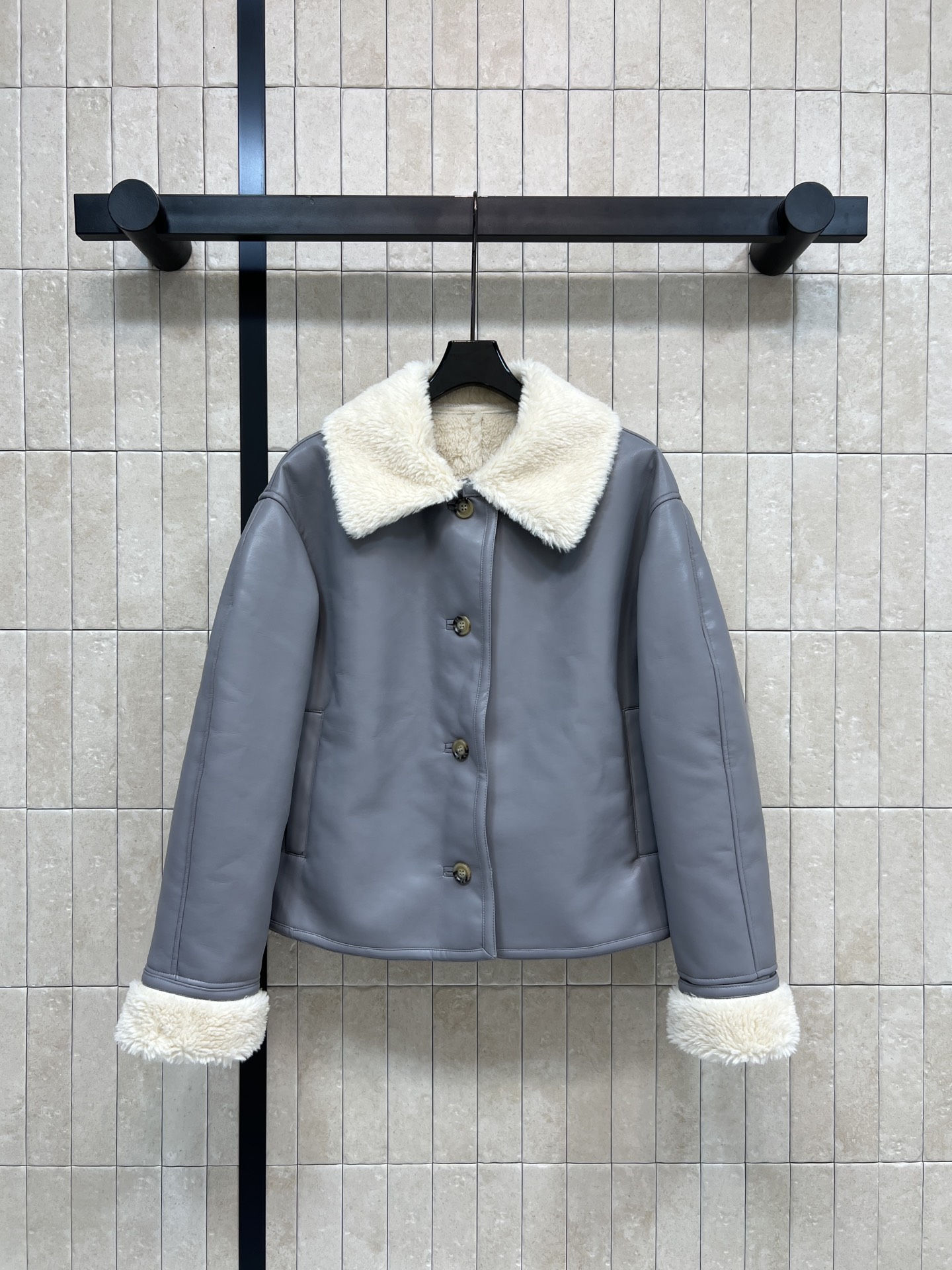 NO:654128,LW Home’s 25 new autumn and winter style fur one-piece jacket. The outer layer is made of haze blue smooth leather. The inner layer is spliced ​​with fluffy white lamb wool. It is warm and layered. The short and loose version is friendly to all body types. The cuffs are rolled for wear. Full marks for details!  Whether worn with jeans or a skirt, you can easily create a fashionable winter look. One color and four sizes. Size/S-M-L- XL,,skirts,jeans,jackets & coats,alexander wang19860909LW家 25秋冬新款 皮毛一体外套 外层是雾霾蓝光滑皮革 内里拼接蓬松白色羊羔毛 保暖又有层次感 短款宽松版型 对各种身材都很友好 袖口卷边穿搭 细节满分！无论搭牛仔裤还是半裙 都能轻松打造时髦冬日look 一色四码 Size/S-M-L- XL,,skirts,jeans,jackets & coats,alexander wang,Women's clothing