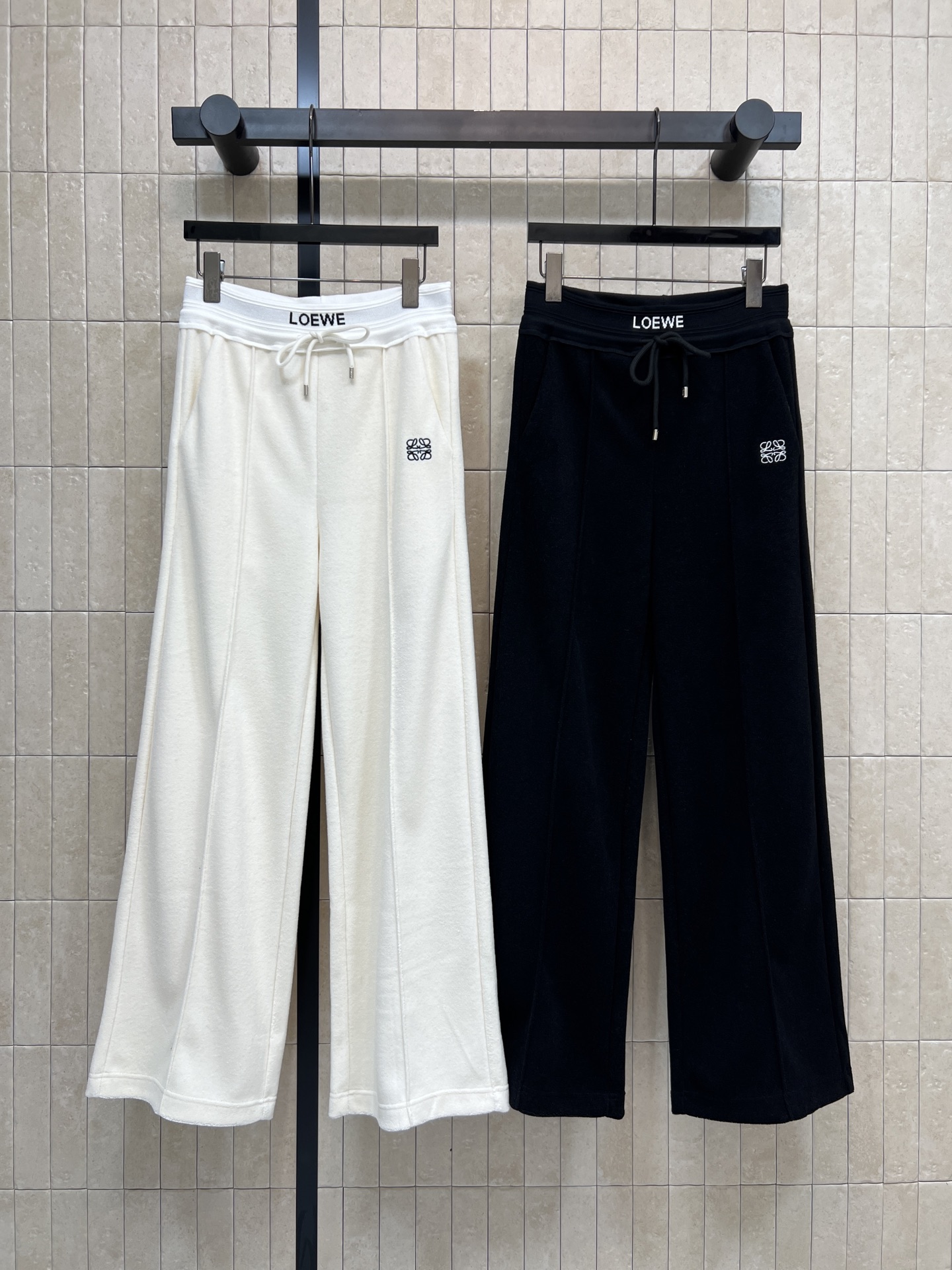 NO:654132,LW’s new 25 autumn and winter lambswool baseball jersey is soft and warm, perfect for autumn and winter!  Classic stand-up collar + gold logo buttons, perfect details, brown leather patch pocket on the chest, full of retro feel, short design is more casual ~ elastic cuffs and hem, comfortable to wear and not easy to get windy, can be easily worn for daily commuting and outdoor activities, it is OK to wear with jeans or sweatpants! Two colors and three sizes Size/S-M-L,,jeans,alexander wang19860909LW家 25秋冬新款 羊羔绒棒球服 柔软又保暖 秋冬穿超合适！经典立领+金色logo徽标纽扣 细节满分 胸前棕色皮质贴袋 复古感感拉满 短款设计更显休闲随性～袖口和下摆弹性收口 穿着舒适不易跑风 日常通勤、户外活动都能轻松驾驭搭牛仔裤或运动裤都很OK! 两色三码 Size/S-M-L,,jeans,alexander wang,Women's clothing