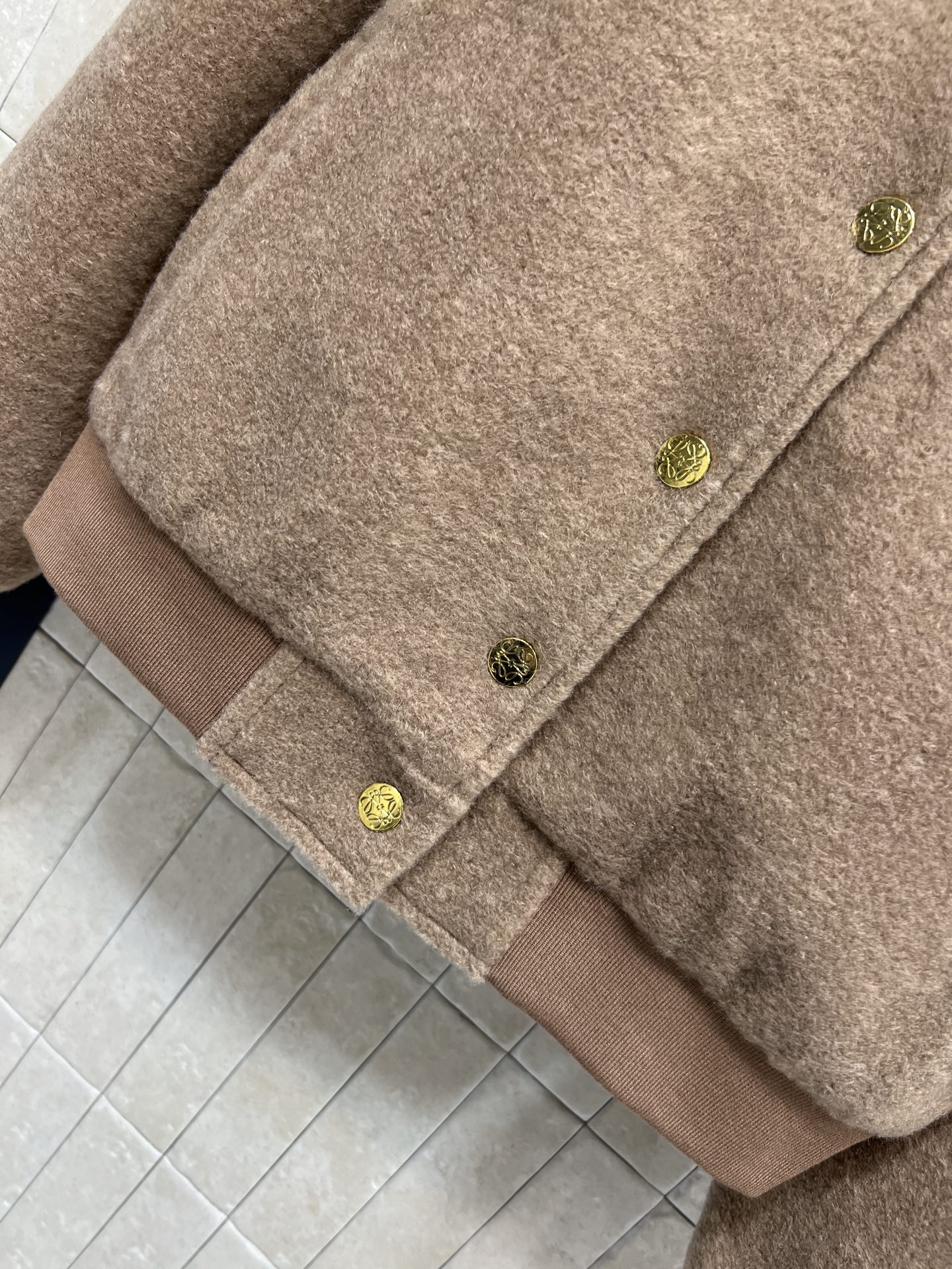 LW家 25秋冬新款 羊羔绒棒球服 柔软又保暖 秋冬穿超合适！经典立领+金色logo徽标纽扣 细节满分 