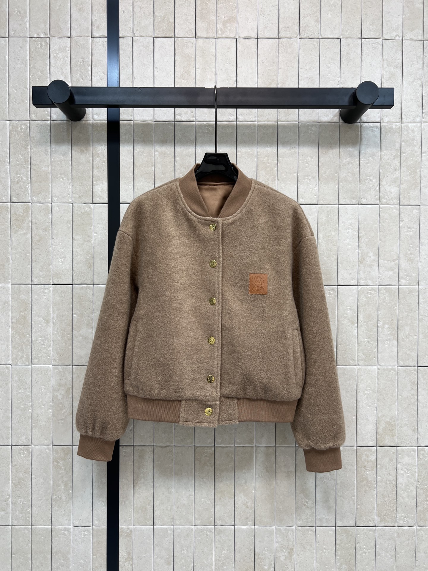 NO:654139,LW’s new 25 autumn and winter lambswool baseball jersey is soft and warm, perfect for autumn and winter!  Classic stand-up collar + gold logo buttons, perfect details, brown leather patch pocket on the chest, full of retro feel, short design is more casual ~ elastic cuffs and hem, comfortable to wear and not easy to get windy, can be easily worn for daily commuting and outdoor activities, it is OK to wear with jeans or sweatpants! Two colors and three sizes Size/S-M-L,,jeans,alexander wang19860909LW家 25秋冬新款 羊羔绒棒球服 柔软又保暖 秋冬穿超合适！经典立领+金色logo徽标纽扣 细节满分 胸前棕色皮质贴袋 复古感感拉满 短款设计更显休闲随性～袖口和下摆弹性收口 穿着舒适不易跑风 日常通勤、户外活动都能轻松驾驭搭牛仔裤或运动裤都很OK! 两色三码 Size/S-M-L,,jeans,alexander wang,Women's clothing