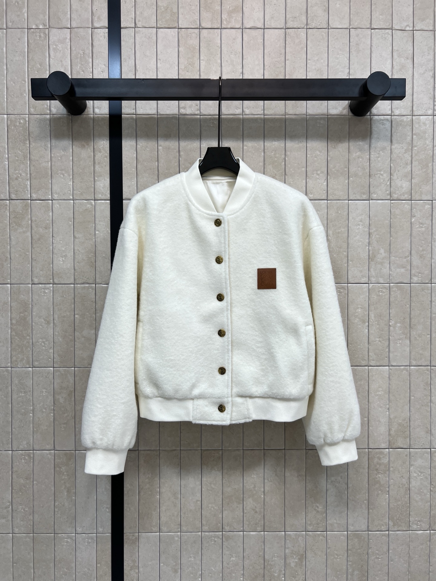 NO:654150,LW’s new 25 autumn and winter lambswool baseball jersey is soft and warm, perfect for autumn and winter!  Classic stand-up collar + gold logo buttons, perfect details, brown leather patch pocket on the chest, full of retro feel, short design is more casual ~ elastic cuffs and hem, comfortable to wear and not easy to get windy, can be easily worn for daily commuting and outdoor activities, it is OK to wear with jeans or sweatpants! Two colors and three sizes Size/S-M-L,,jeans,alexander wang19860909LW家 25秋冬新款 羊羔绒棒球服 柔软又保暖 秋冬穿超合适！经典立领+金色logo徽标纽扣 细节满分 胸前棕色皮质贴袋 复古感感拉满 短款设计更显休闲随性～袖口和下摆弹性收口 穿着舒适不易跑风 日常通勤、户外活动都能轻松驾驭搭牛仔裤或运动裤都很OK! 两色三码 Size/S-M-L,,jeans,alexander wang,Women's clothing