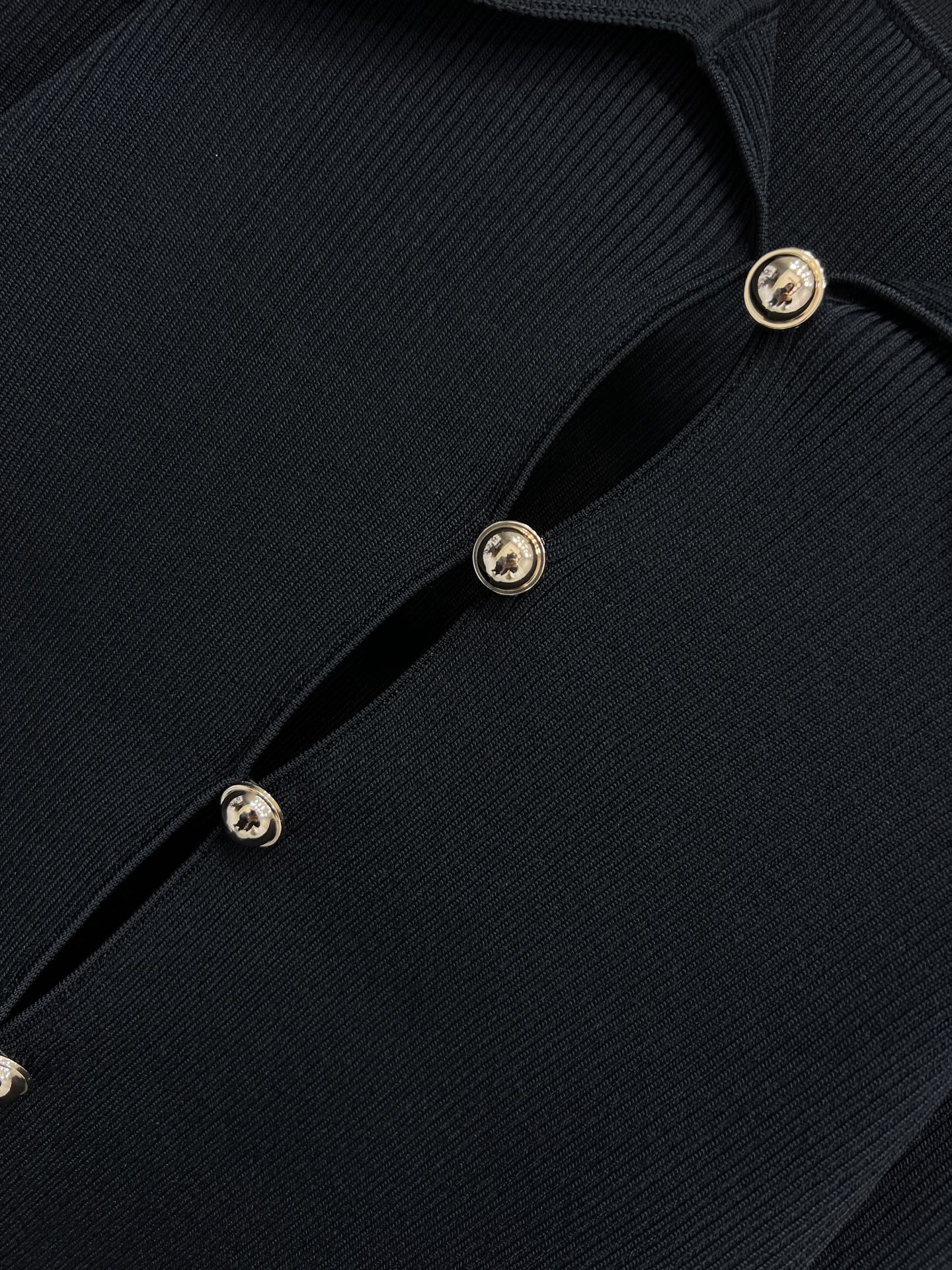 Self家 25秋冬新款 黑色针织衫 朱珠同款！高品质针织面料 柔软有弹性 穿着超舒适～翻领+金色纽扣设