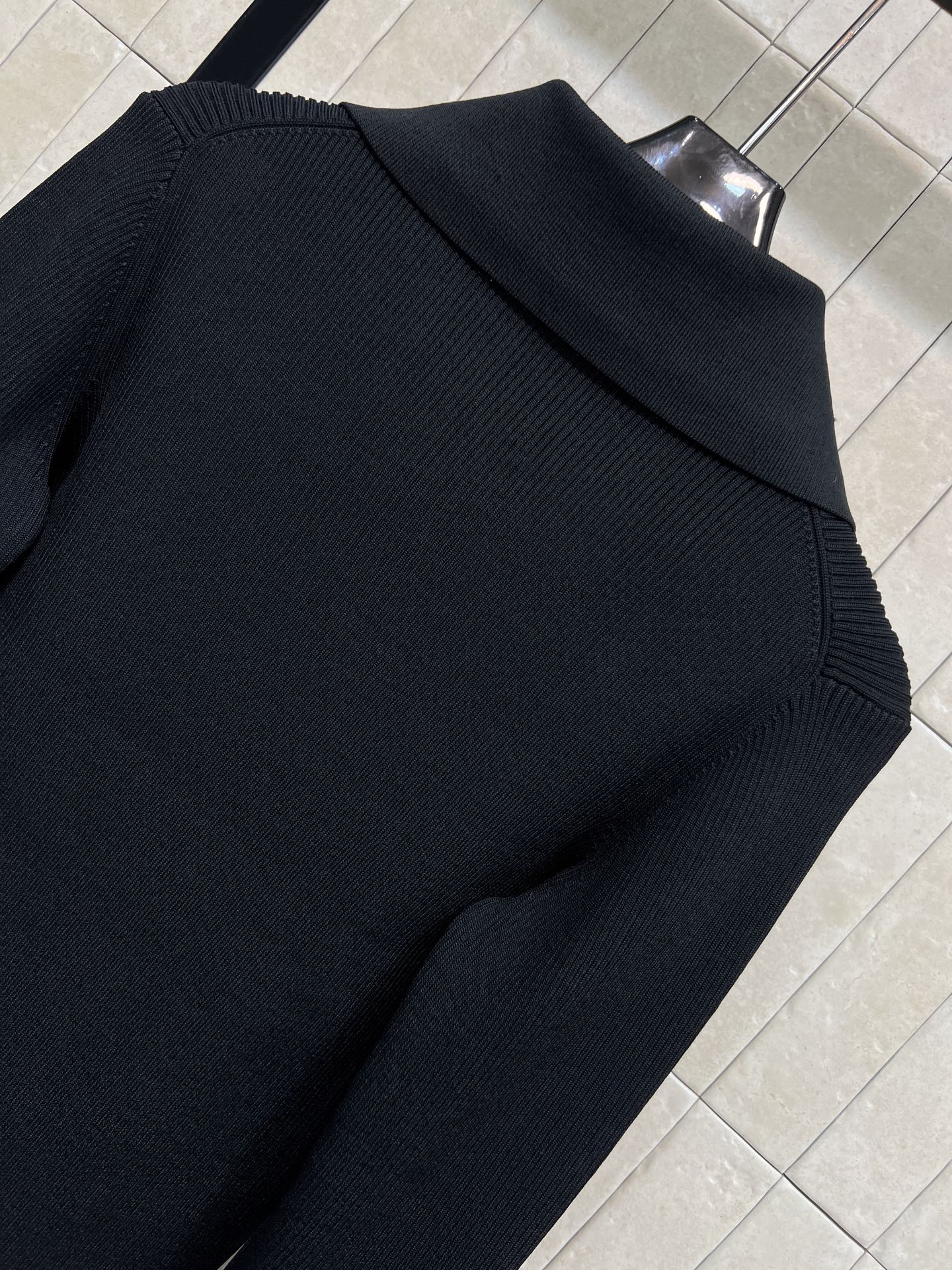 Self家 25秋冬新款 黑色针织衫 朱珠同款！高品质针织面料 柔软有弹性 穿着超舒适～翻领+金色纽扣设