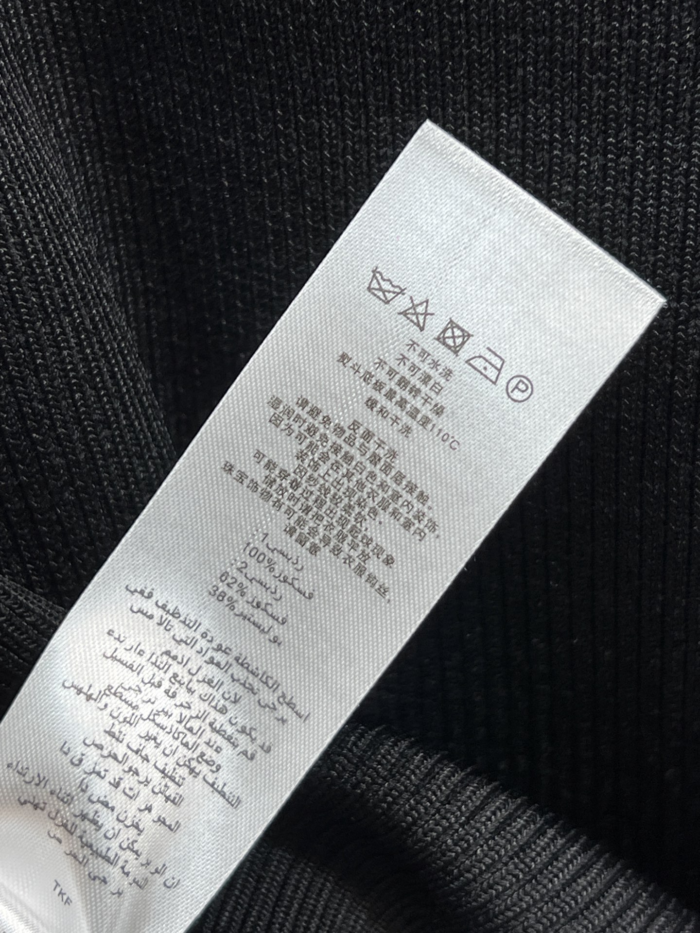 Self家 25秋冬新款 黑色针织衫 朱珠同款！高品质针织面料 柔软有弹性 穿着超舒适～翻领+金色纽扣设