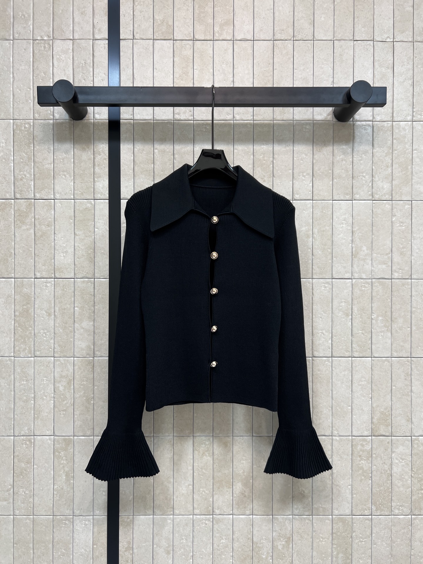 NO:654162,Self's new autumn and winter 25 black sweater, the same style as Zhuzhu!  High-quality knitted fabric, soft and elastic, super comfortable to wear ~ lapel + gold button design, perfect details + bell sleeves and waist cut, modify the body shape, elegant and slim, black and versatile, looks great with jeans or skirts, can be easily worn on daily commutes!  A must-have for fashionistas!  One color, three sizes Size/S-M-L,,fendi,skirts,jeans,alexander wang19860909Self家 25秋冬新款 黑色针织衫 朱珠同款！高品质针织面料 柔软有弹性 穿着超舒适～翻领+金色纽扣设计 细节满分＋喇叭袖和收腰剪裁 修饰身形 优雅又显瘦 黑色百搭 配牛仔裤或半裙都很出彩 通勤日常都能轻松驾驭！时髦精必入！一色三码 Size/S-M-L,,fendi,skirts,jeans,alexander wang,Women's clothing