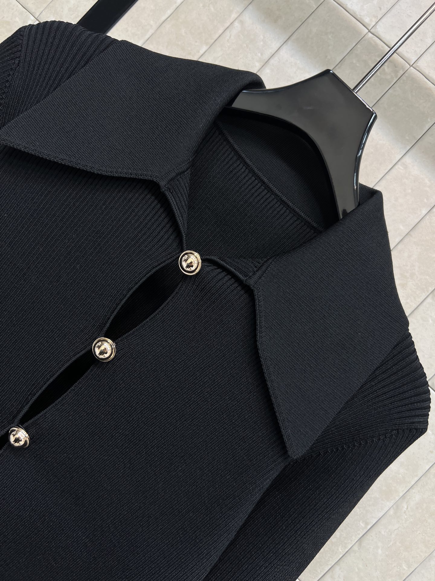 Self家 25秋冬新款 黑色针织衫 朱珠同款！高品质针织面料 柔软有弹性 穿着超舒适～翻领+金色纽扣设