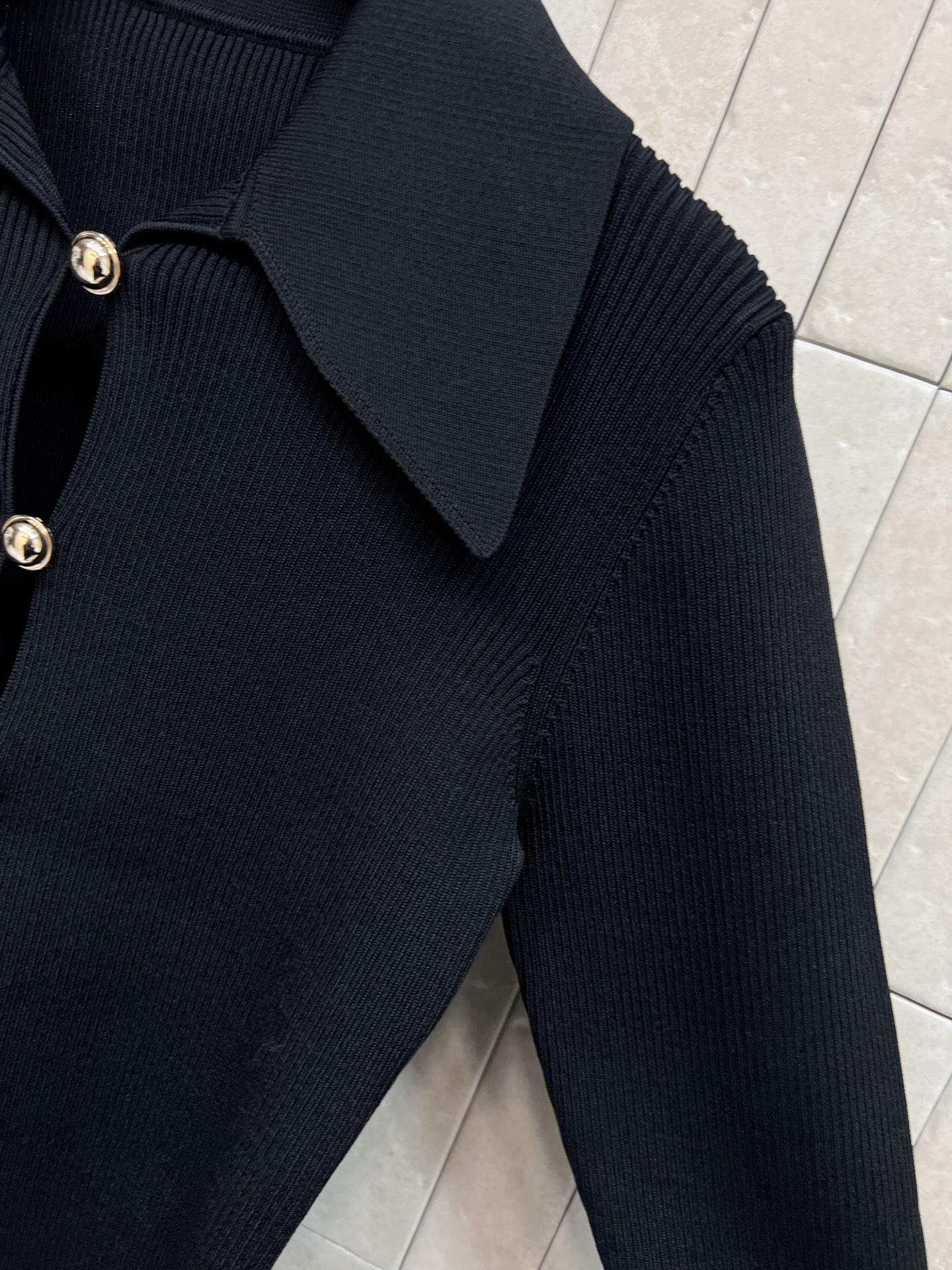 Self家 25秋冬新款 黑色针织衫 朱珠同款！高品质针织面料 柔软有弹性 穿着超舒适～翻领+金色纽扣设