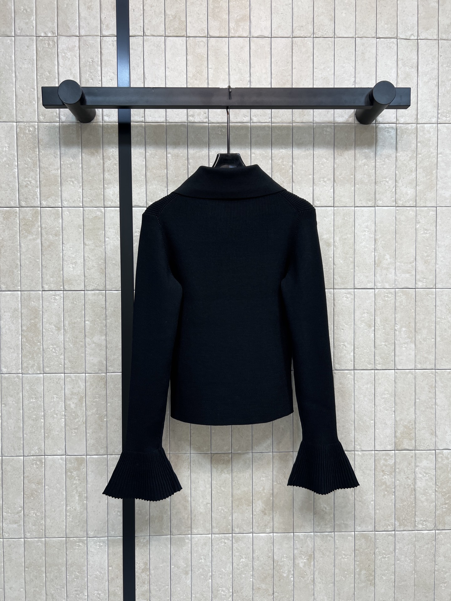 Self家 25秋冬新款 黑色针织衫 朱珠同款！高品质针织面料 柔软有弹性 穿着超舒适～翻领+金色纽扣设