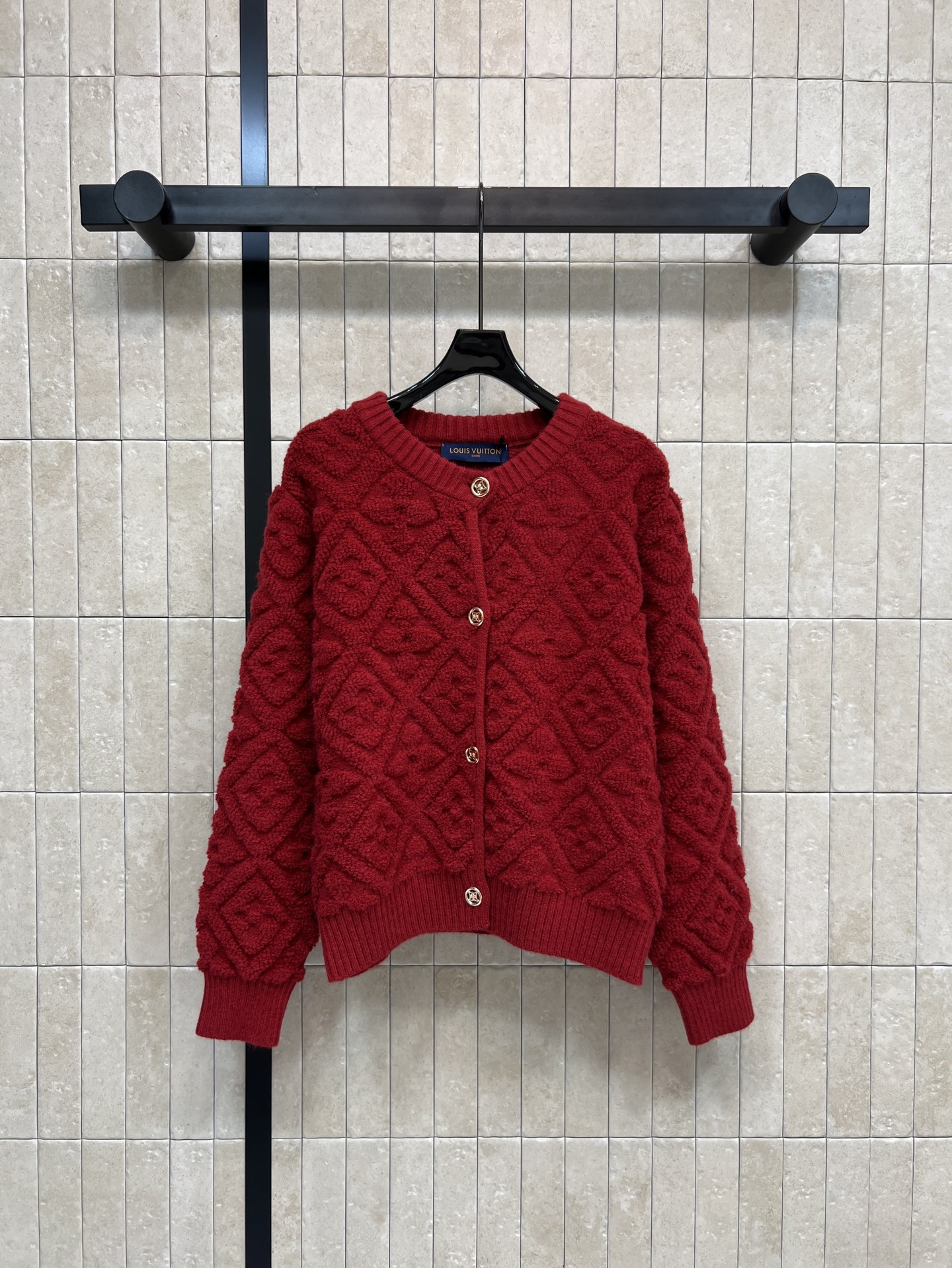 NO:654125,L's 25 new autumn and winter new year's limited edition red old-flower jacquard knitted cardigan. It adopts the classic Monogram old-flower jacquard design. The wool yarn is full of three-dimensionality. It is soft and warm. Round neck + golden buttons. Exquisite details. The festive atmosphere directly fills the room. The version is loose. It goes well with short skirts or jeans. It is easy to create a fashionable New Year's look. Three sizes in one color. Size/S-M-L,, louis vuitton, skirts, jeans, alexander wang19860909L家 25秋冬新款 新年限定 红色老花提花针织开衫 采用经典Monogram老花提花设计 羊毛纱线立体感满满 柔软又保暖 圆领+金色纽扣 细节精致 节日氛围感直接拉满 版型宽松 搭配短裙或牛仔裤都很出彩 轻松打造时髦新年造型 一色三码 Size/S-M-L,,louis vuitton,skirts,jeans,alexander wang,Women's clothing