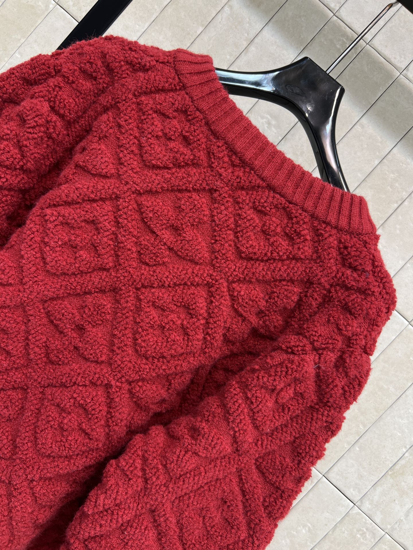 L家 25秋冬新款 新年限定 红色老花提花针织开衫 采用经典Monogram老花提花设计 羊毛纱线立体感